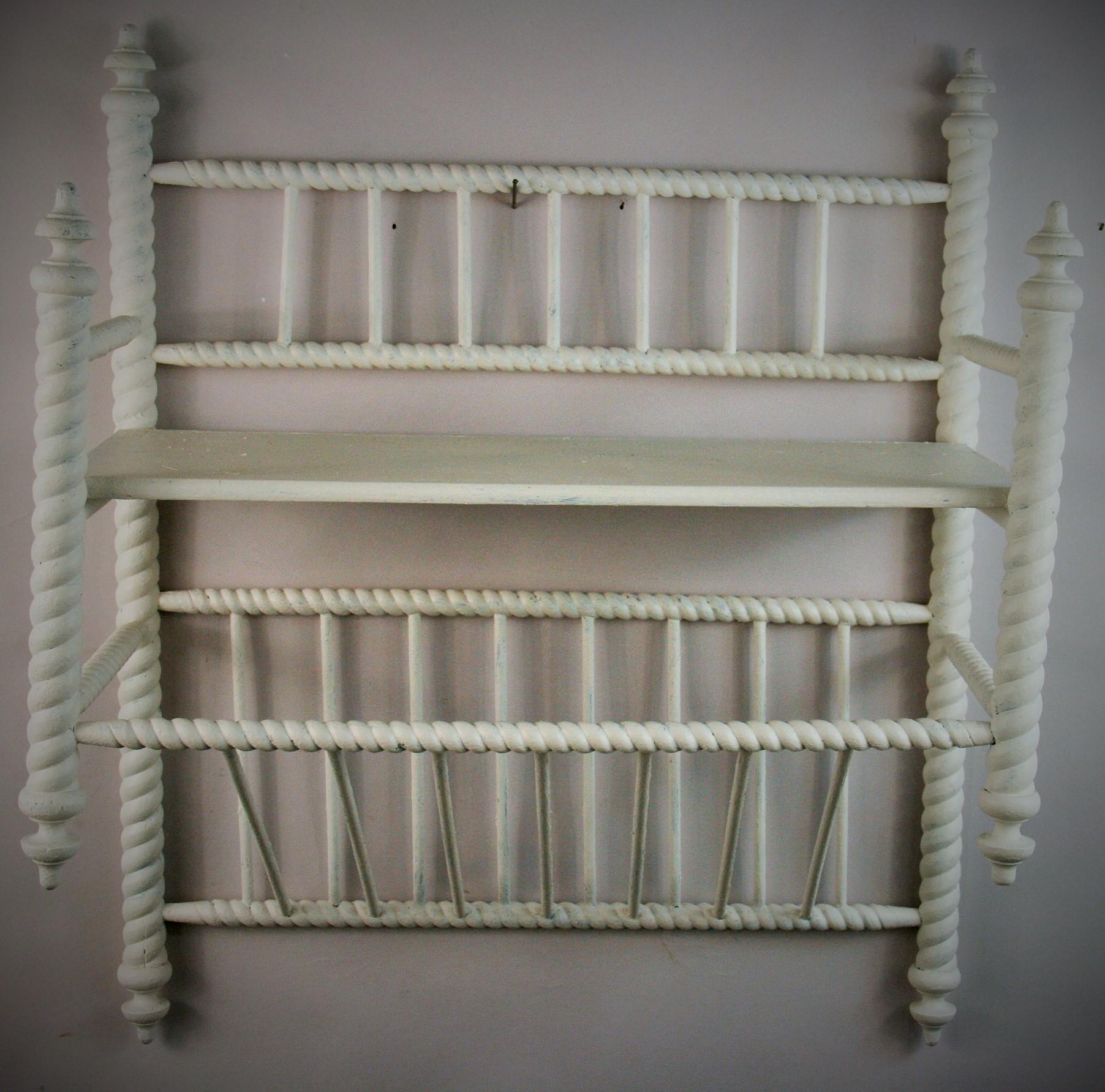 Estante para bolas y palos 8-113 con estante superior recto y estante inferior inclinado.
Ideal para las necesidades de almacenamiento del cuarto de baño.
     