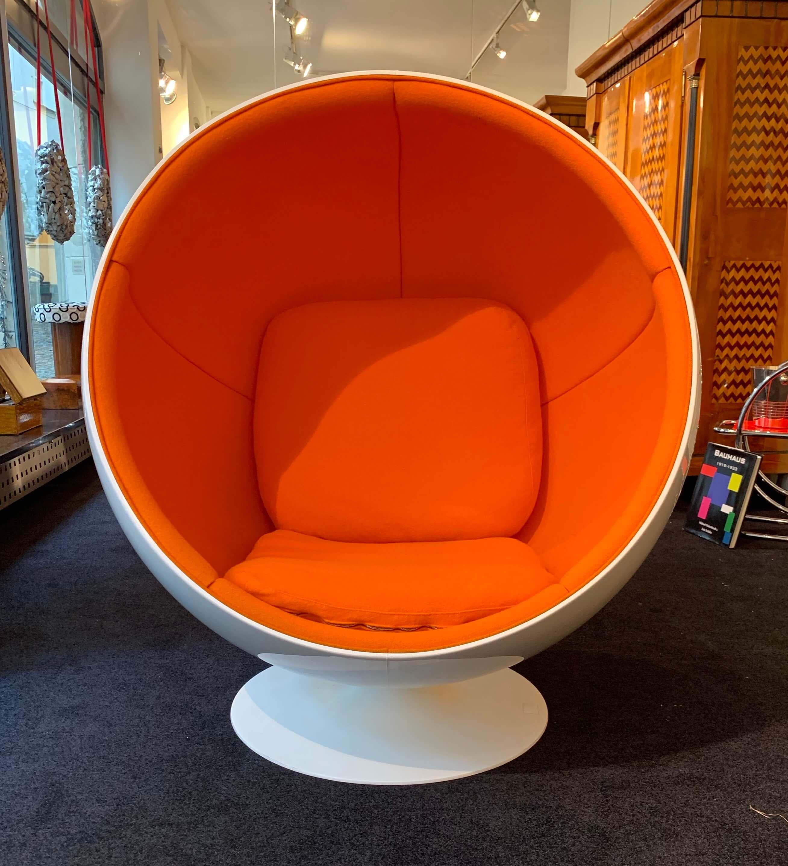 Original Ball Chair von Adelta:: Eero Aarino für Asko:: Orange und Weiß:: Space Age Periode:: Finnland:: 1980/90er Jahre

Design: 1963:: Eero Aarino (geboren 1932 in Helsinki) für Asko. 
Hersteller: Adelta (Kennzeichnung auf dem Bein)
Klappsitz::
