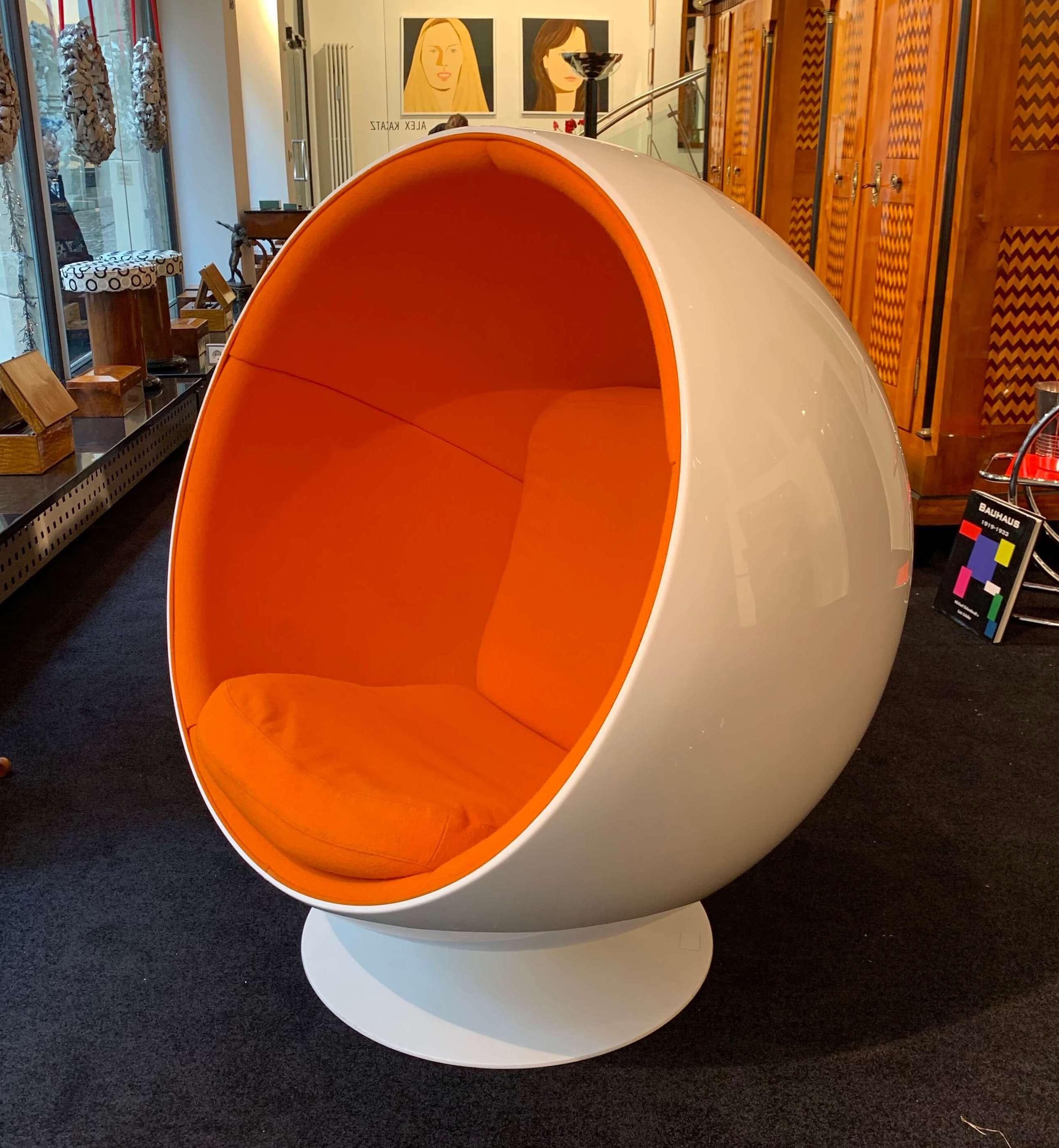 Space Age Ball Chair von Adelta:: Eero Aarino:: Orange und Weiß:: Finnland:: 1980/90er Jahre (Finnisch)