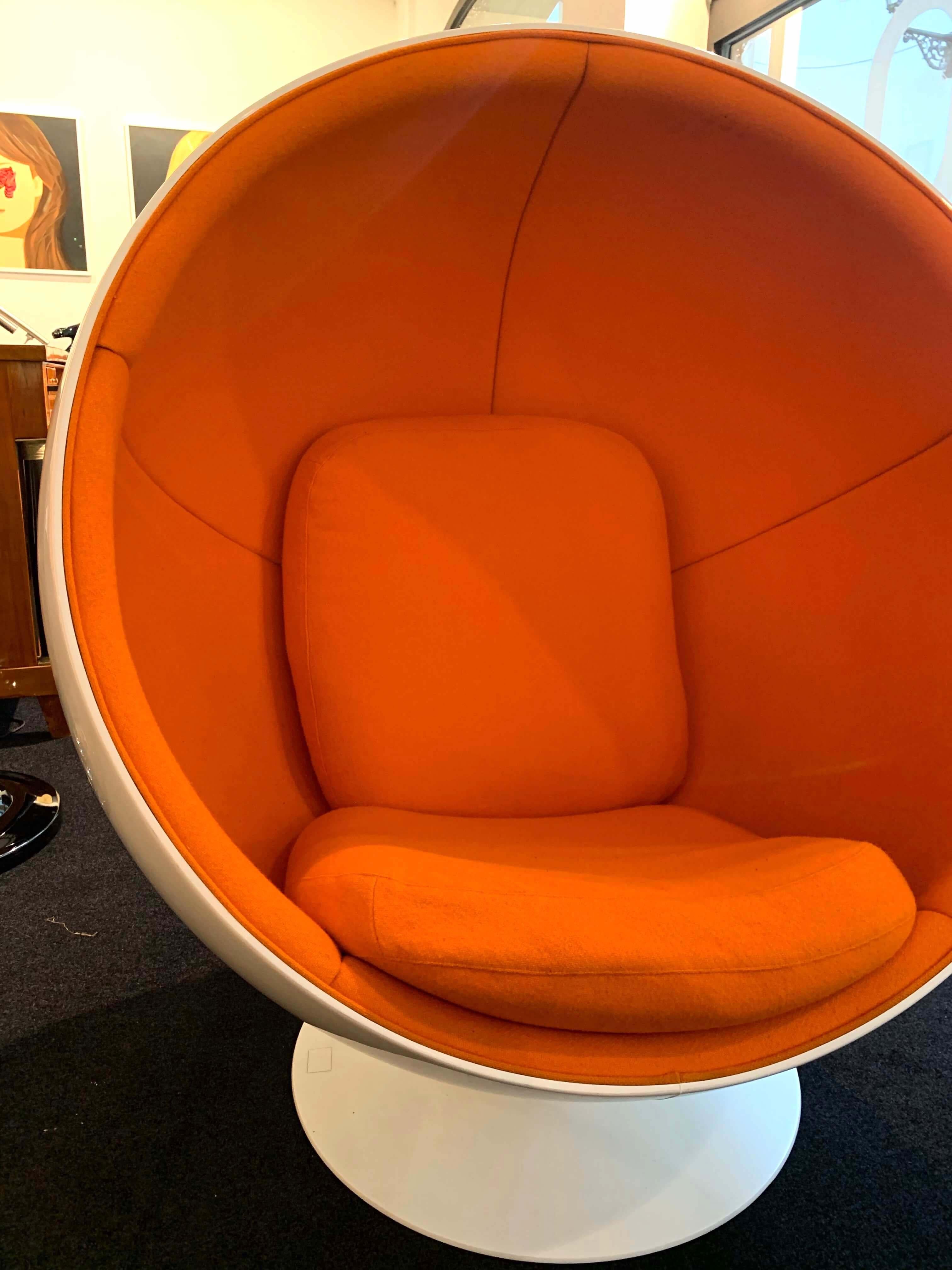 Space Age Ball Chair von Adelta:: Eero Aarino:: Orange und Weiß:: Finnland:: 1980/90er Jahre (Stoff)
