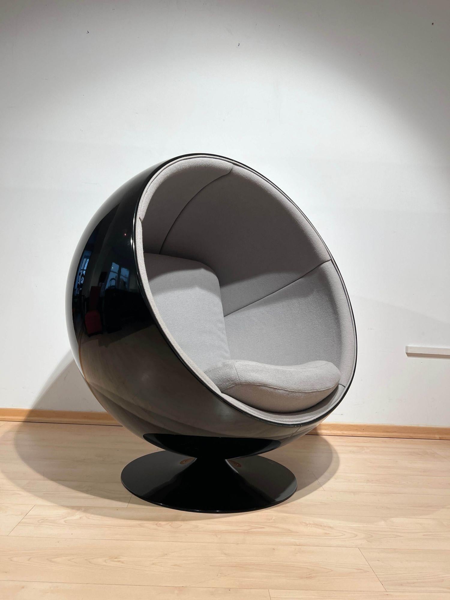 Ball Chair by Eero Aarnio and Adelta, Black and Grey Finland, 1980s In Good Condition In Regensburg, DE