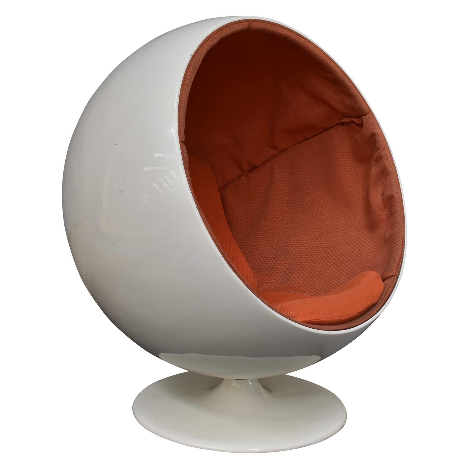 The ball chair is also known as the globe chair and is famous for its unconventional shape. It is considered a Classic of Industrial design.
Ball chair was designed by Eero Aarnio in 1963 and presented at the International Furniture Fair in Cologne
