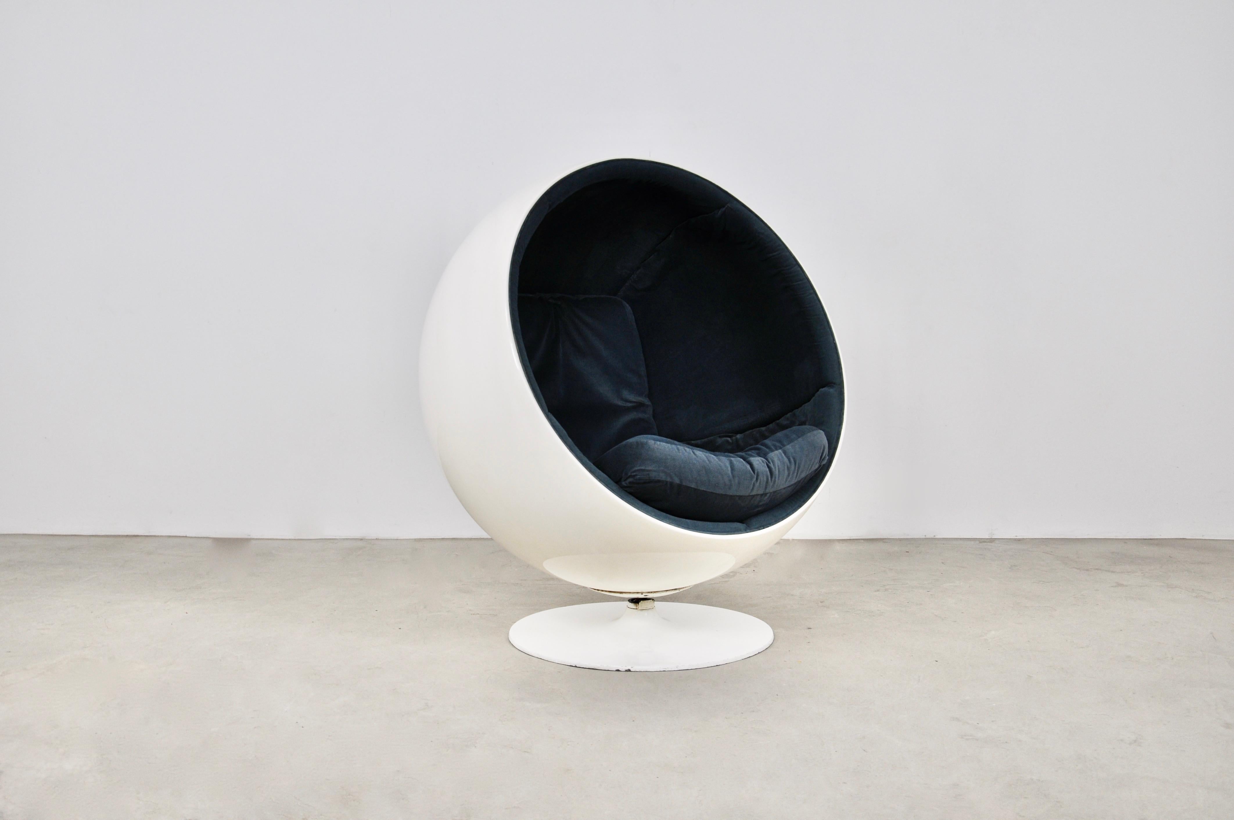 Ball cocoon armchair that turns 360° on itself. The cushions and the inside of the chair are in blue fabric. Wear due to time and age of the chair