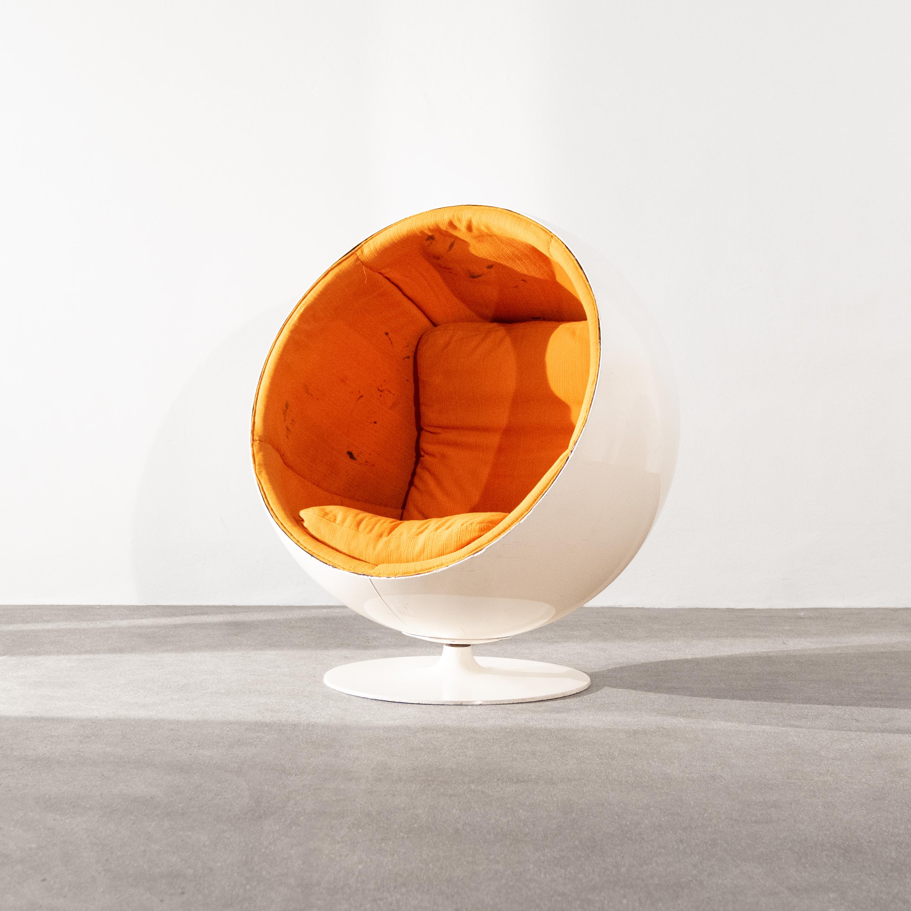 Sedia Ball di Eero Aarnio della prima produzione di Asko. Un'icona assoluta del design, conosciuta in tutto il mondo. La sedia offre numerose opzioni di seduta e può essere ruotata sul proprio asse. Questa sedia è una delle poche al mondo a