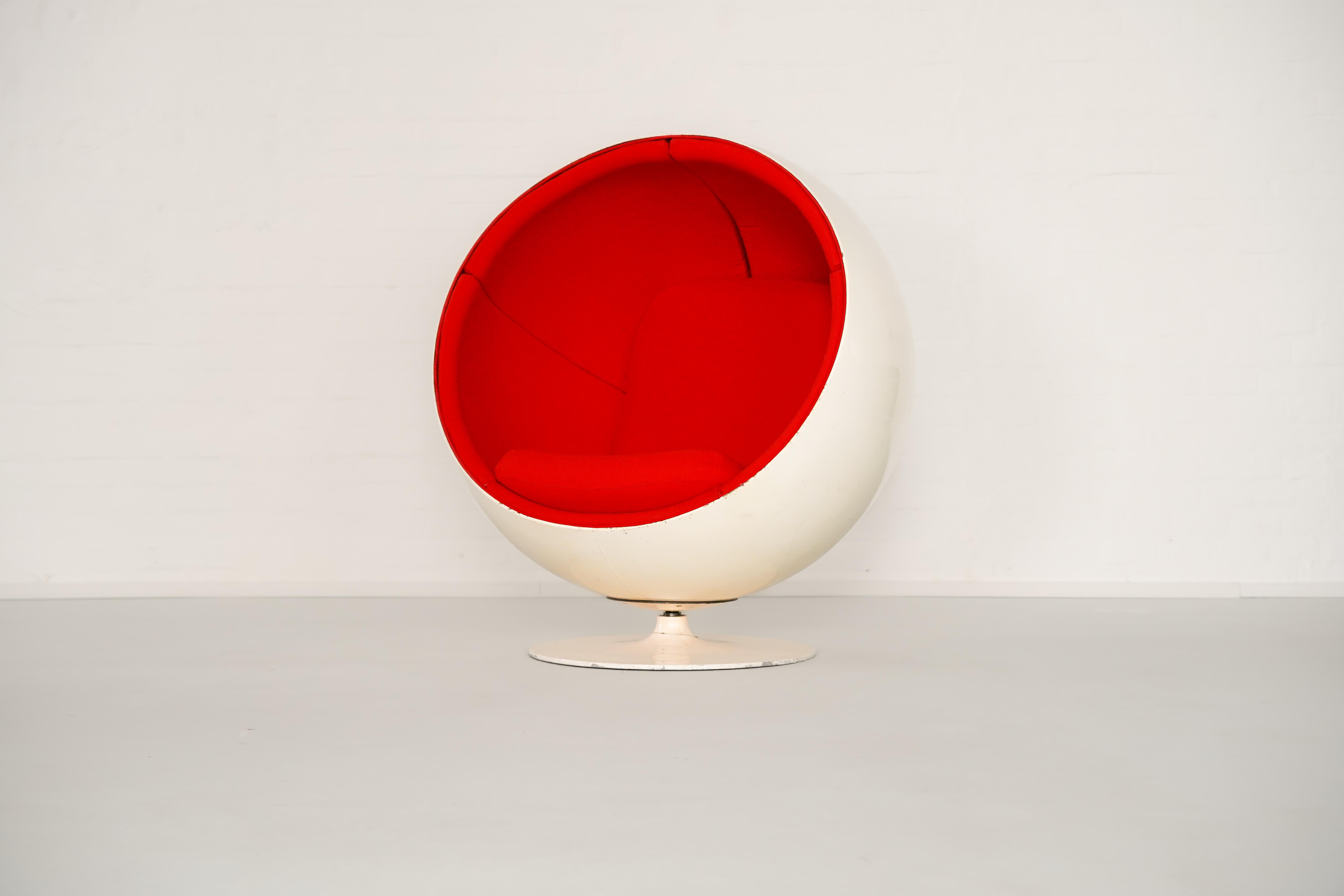 The Eero Aarnio Ball Chair from the first production run by Asko is an absolute design icon, renowned worldwide. The chair offers multiple seating options and can rotate around its own axis. This particular piece is reupholstered with original