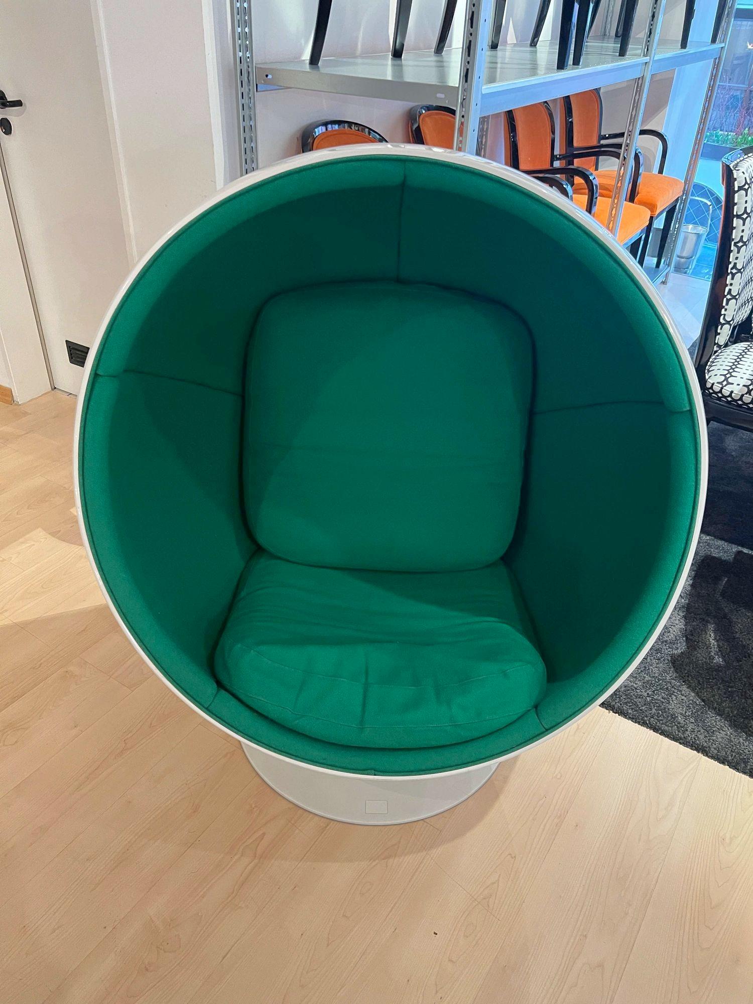 One of the greatest design classics of all time, the “Ball chair”, designed by Eero Aarnio (born 1932 Helsinki) in 1963 and manufactured by Adelta in the 1980/90s.
Hinged seat made of formed, white fiberglas bowl. Round leg made of white, lacquered