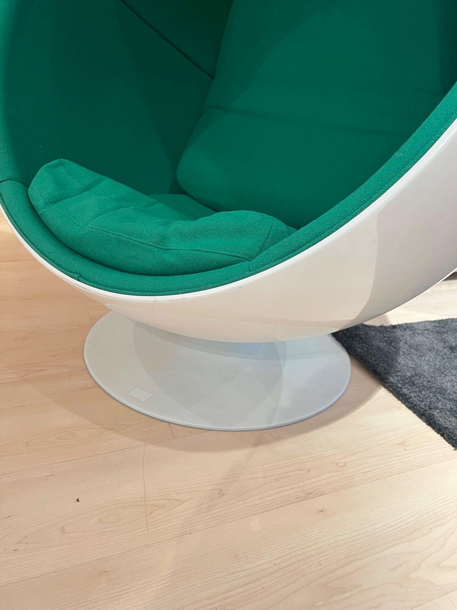 Ball Chair by Eero Aarnio, Green and White, Adelta, Finland circa 1980/1990s In Good Condition In Regensburg, DE