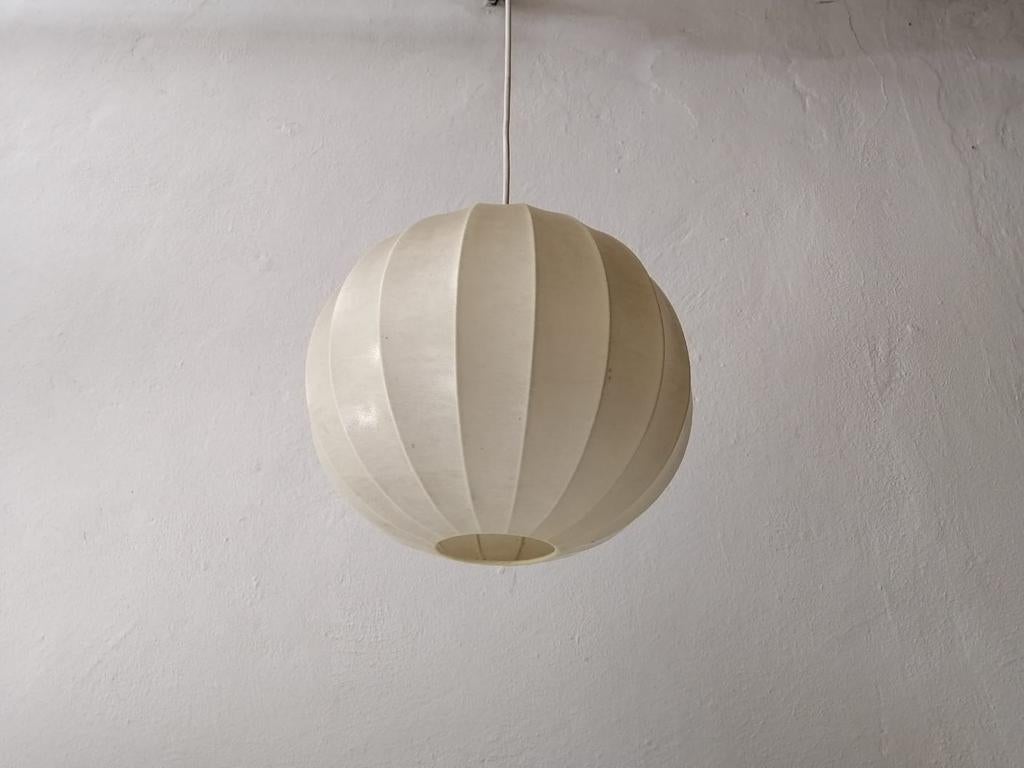 Mid-Century Modern ball cocoon pendant lamp in the style of Achille Castiglioni, 1960s, Italy.
 

Lampshade is in very good vintage condition.

This lamp works with E27 light bulb. Max 100W
Wired and suitable to use with 220V and 110V for all