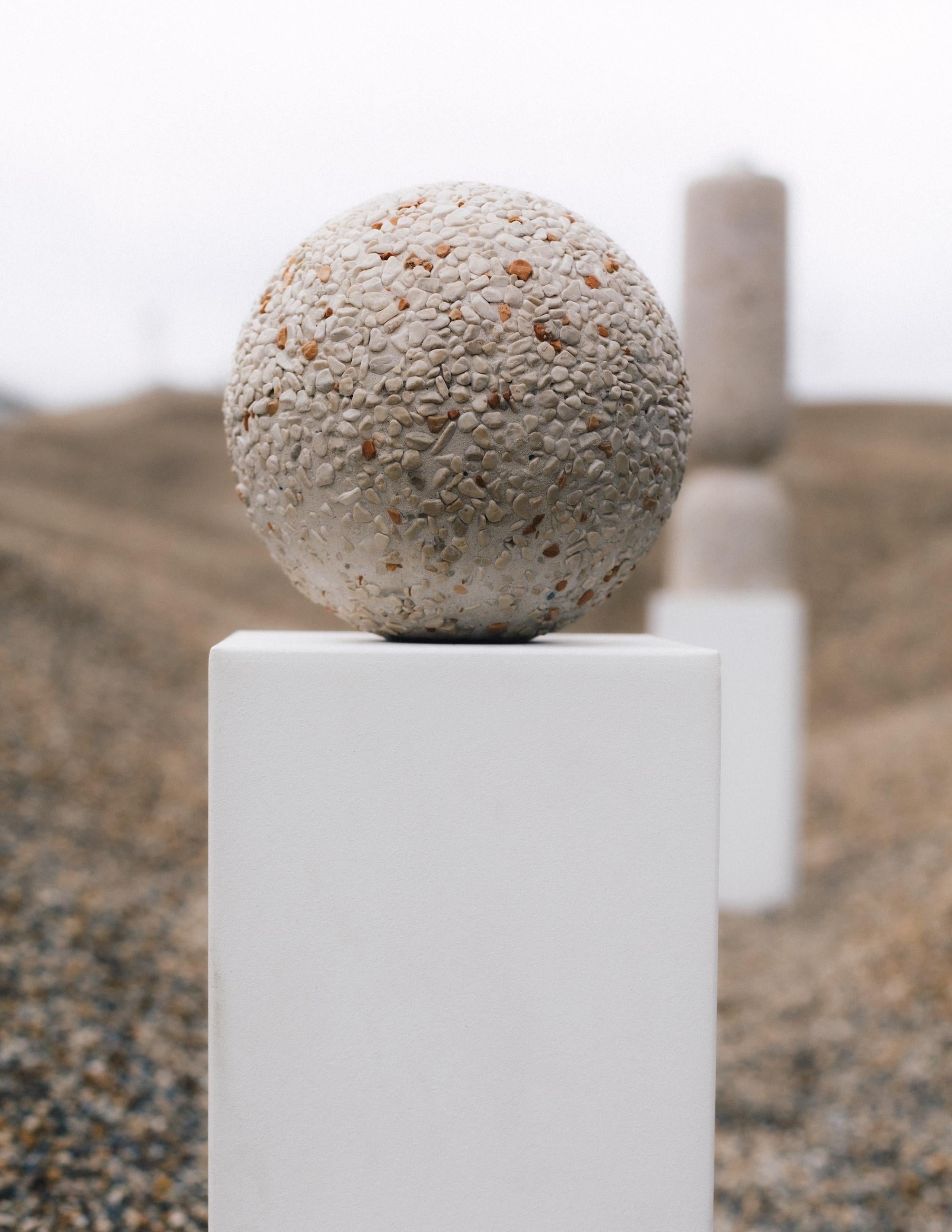 Sculpture de sol en forme de boule par VAUST
Édition ouverte
Dimensions : 25 cm
Matériaux : béton massif à granulats apparents
Également disponible : Une sélection de matériaux personnalisés peut être proposée sur demande et après approbation du
