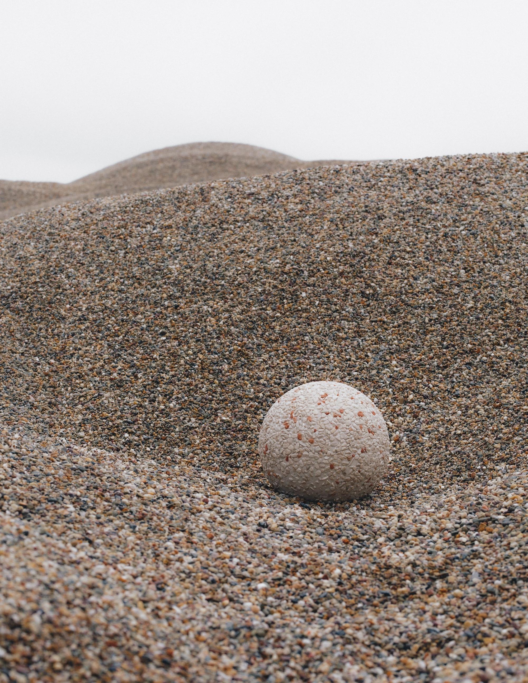 Postmoderne Sculpture de sol en forme de boule par Vaust en vente