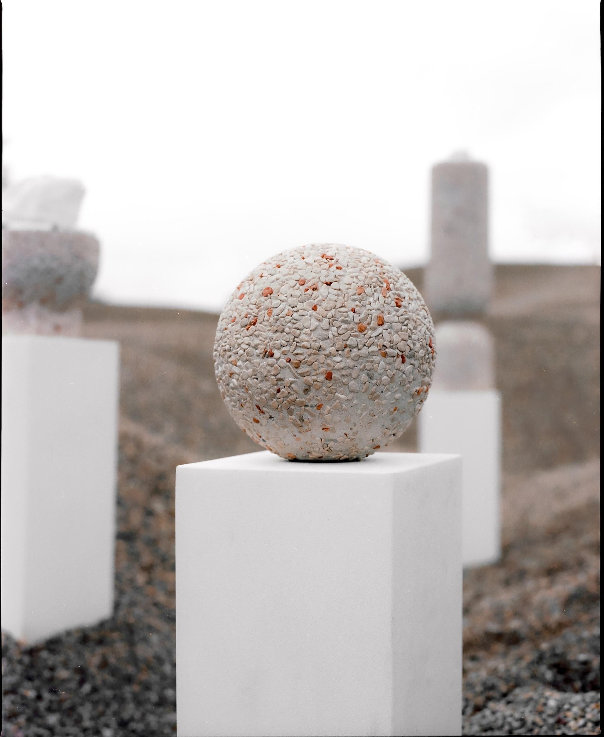 Allemand Sculpture de sol en forme de boule par Vaust en vente