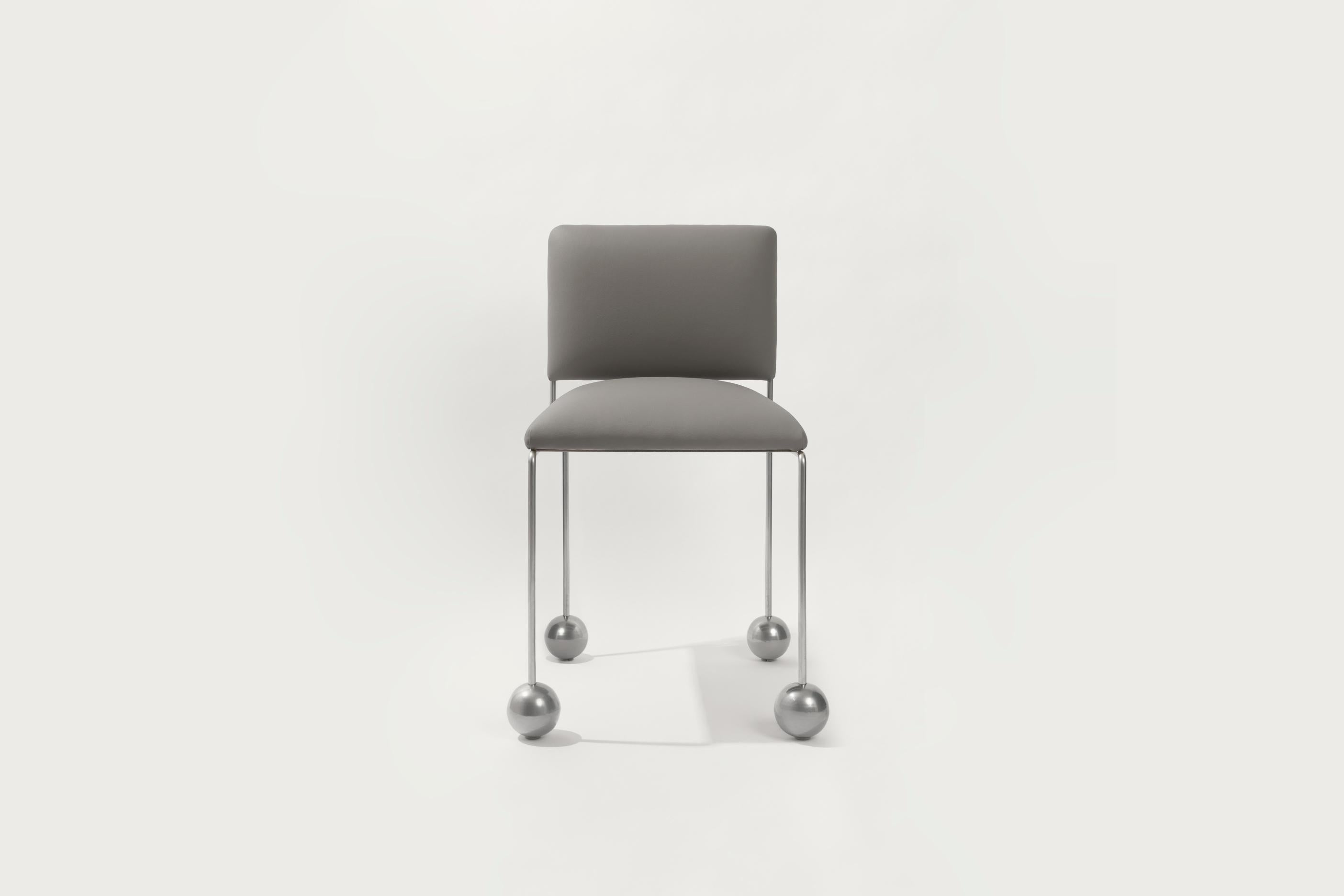 Chaise à pieds de boule par Panorammma en vente 3
