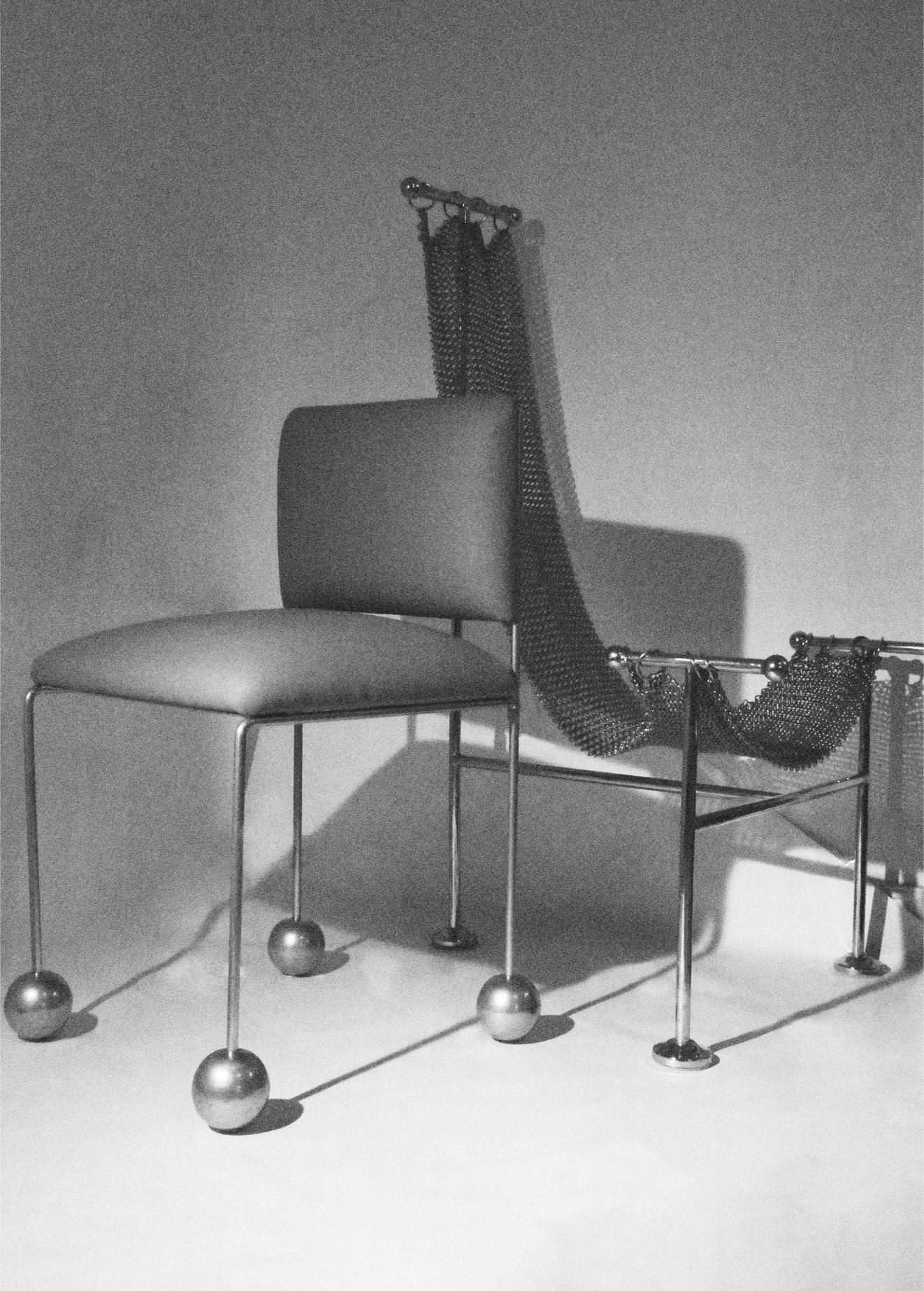 Chaise à pieds de boule par Panorammma en vente 6