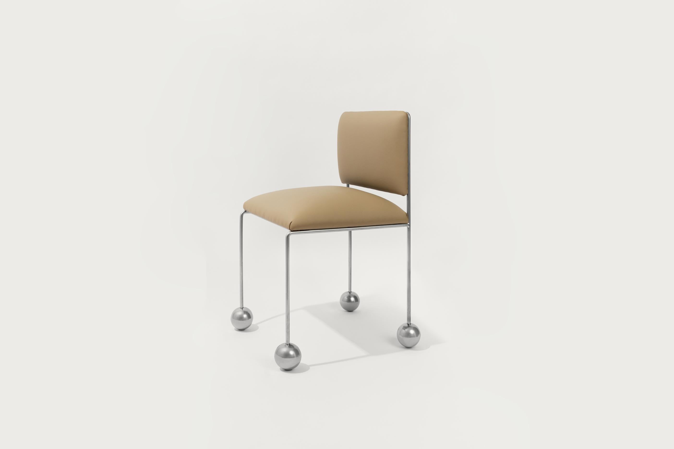 XXIe siècle et contemporain Chaise à pieds de boule par Panorammma en vente