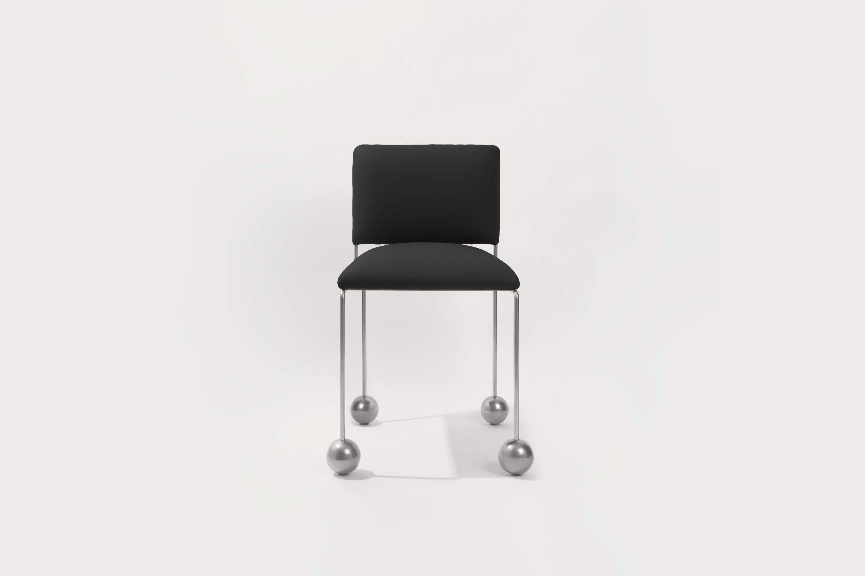 Chaise à pieds de boule par Panorammma en vente 2