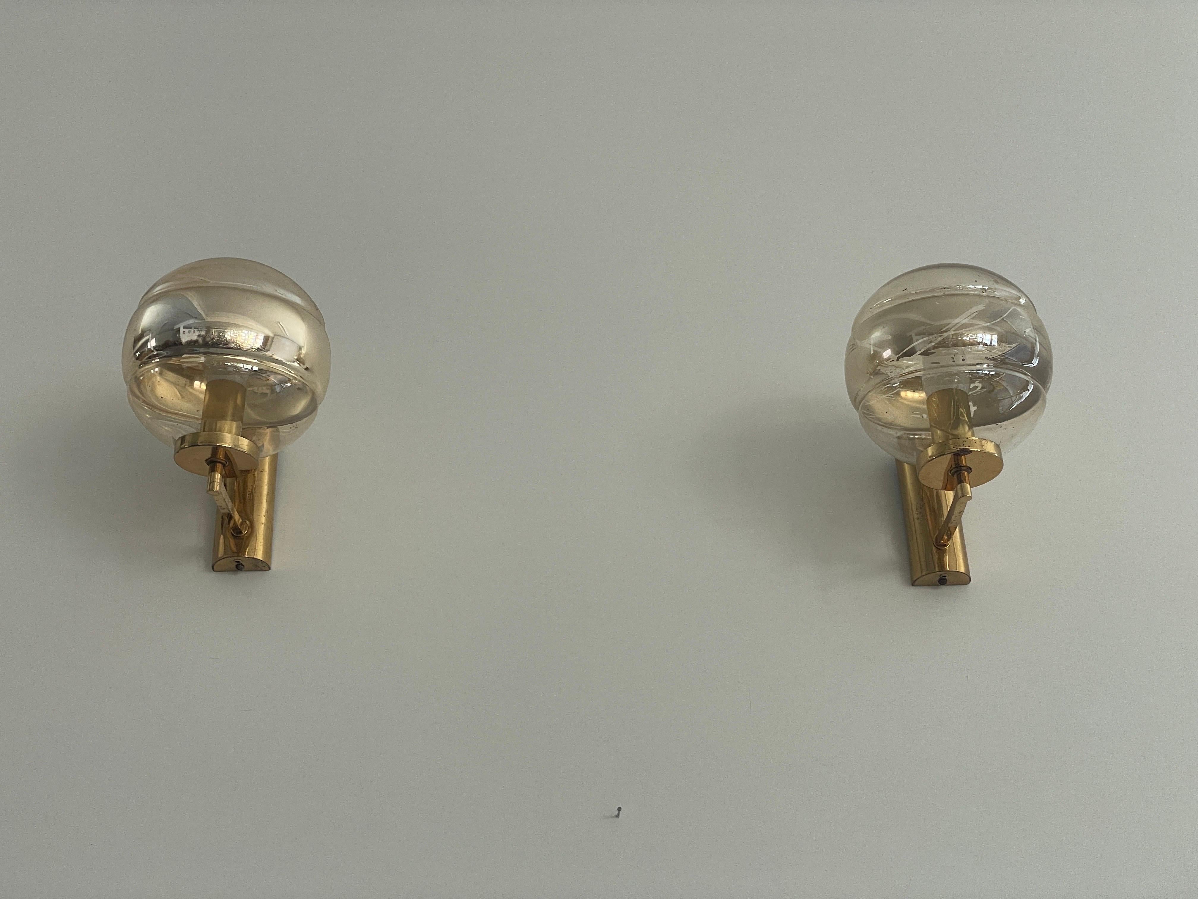 Ball Glass and Brass Body Pair of Sconces by Peill und Putzler, 1960s, Germany In Good Condition For Sale In Hagenbach, DE