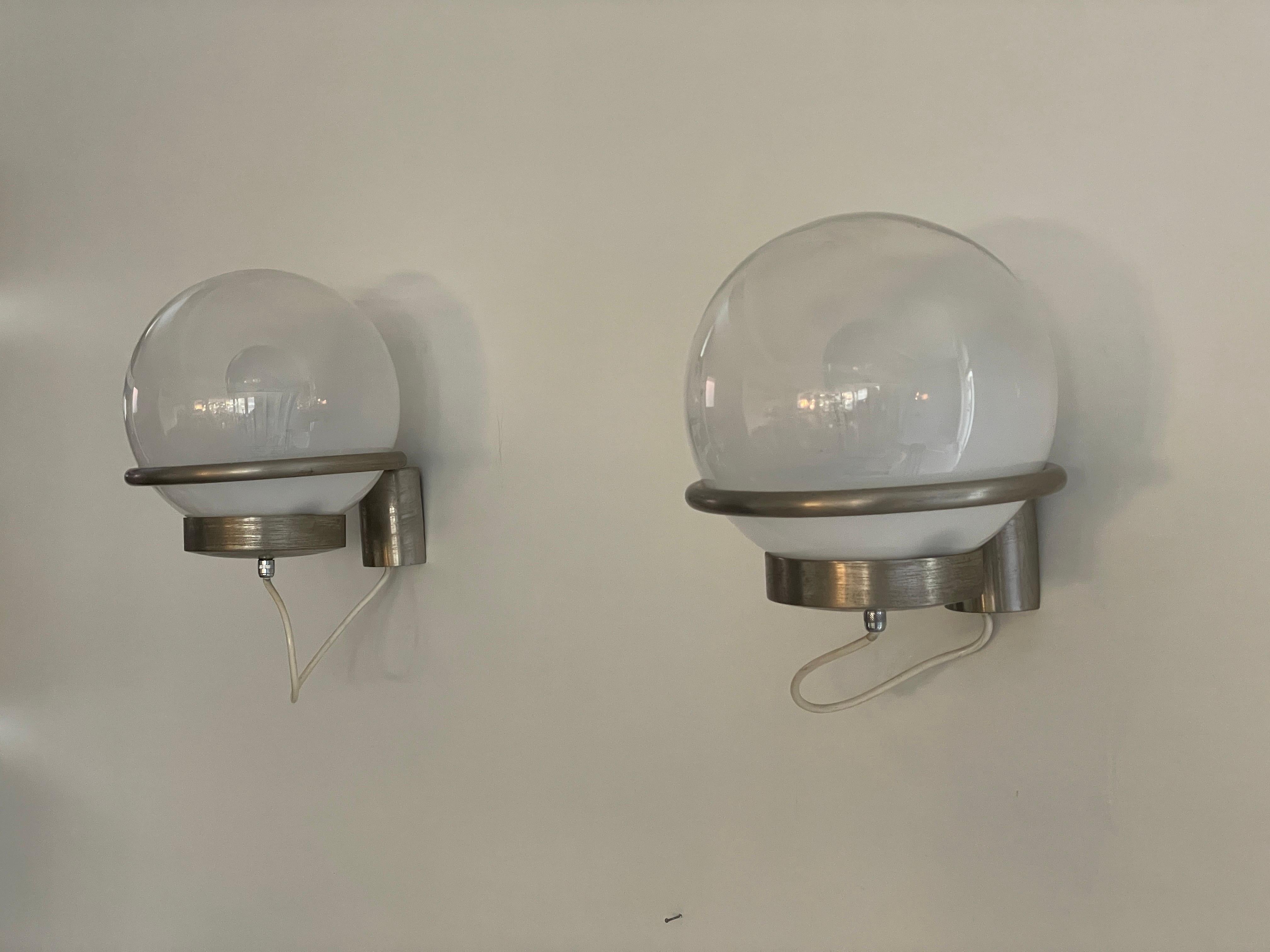  Par de bolas de cristal  Apliques de Vela, años 60, Italia

Diseño minimalista y raro. 

La pantalla está en buen estado y muy limpia. 
Esta lámpara funciona con bombillas E27. 
Máx. 100 W Con cable y apto para su uso con 220 V y 110 V para todos