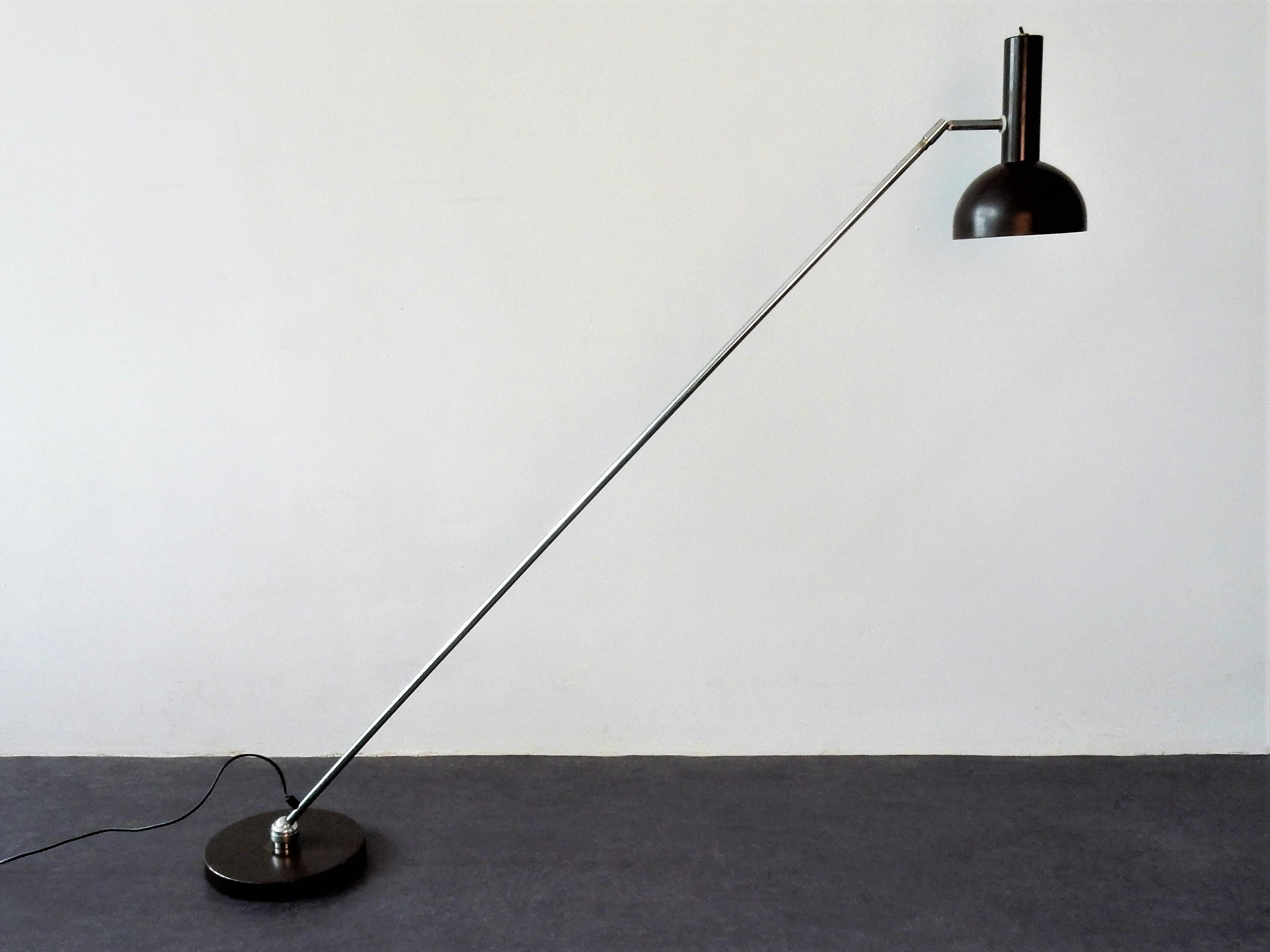 Cet élégant lampadaire est l'une des pièces les plus recherchées de Hala Zeist, datant de la fin des années 1960. Il est réglable grâce à l'articulation à rotule de la plaque de plancher. La lampe est parfaite pour la lecture car vous pouvez régler