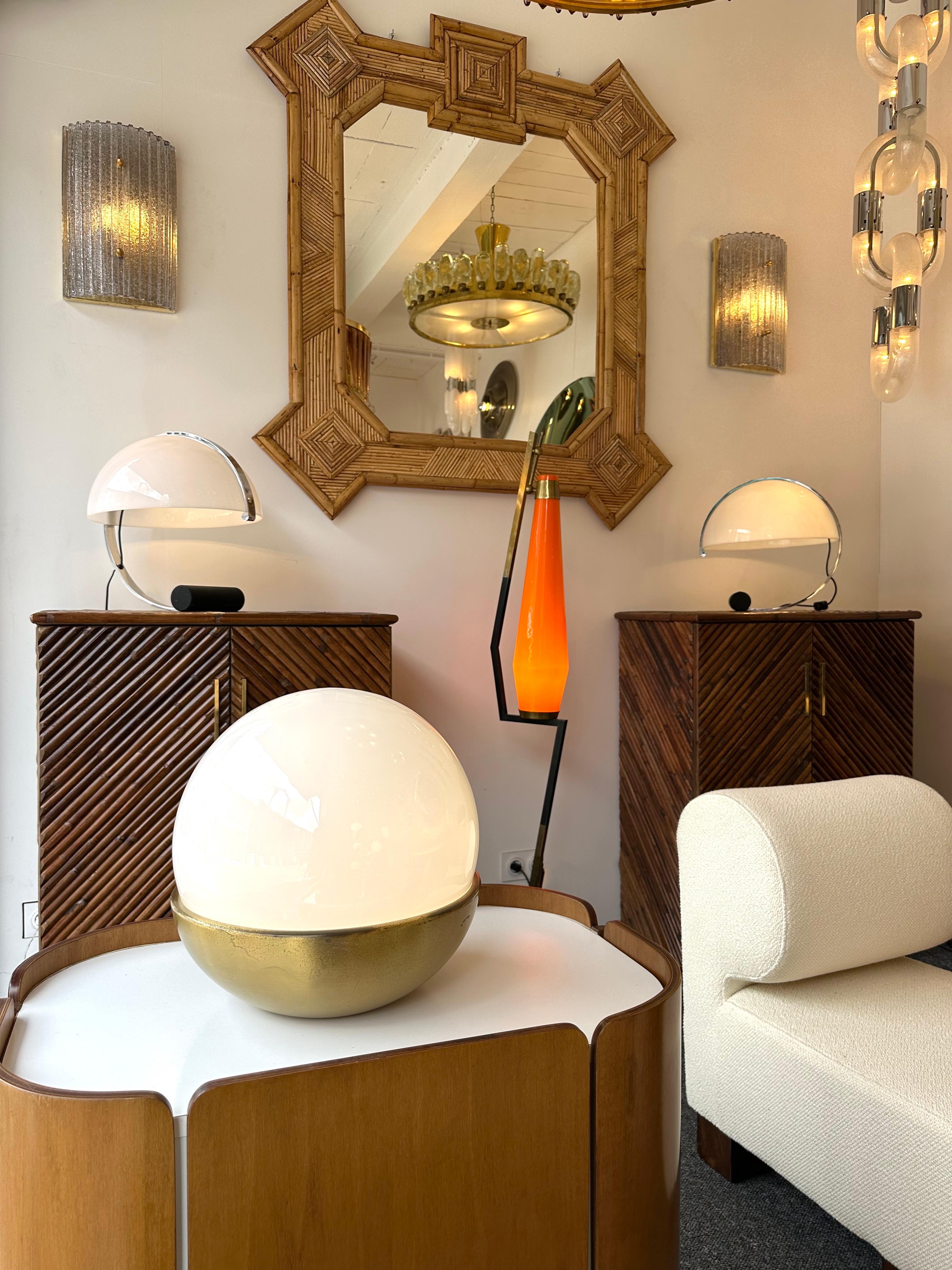 Mid-Century Modern Space Age table or bedside lamp, white opaline murano glass and brass. In the mood of italian design like Toni Zuccheri for VeArt, Venini, Vistosi, La Murrina, Aldo Carlo Nason for Mazzega, Stilnovo, Joe Colombo, Arteluce,