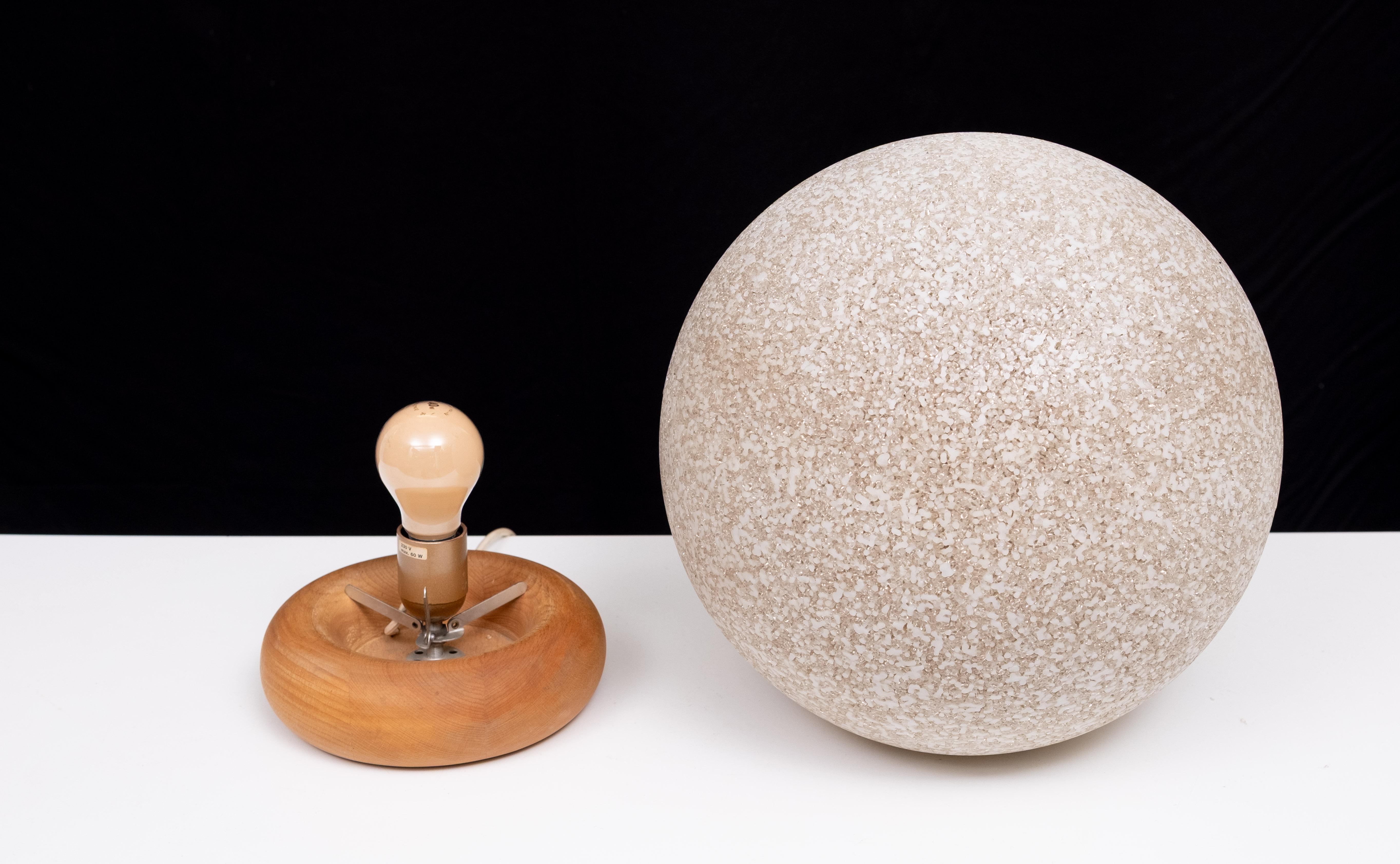 Lampada a sfera su base di pino 1970 Francia in vendita 3