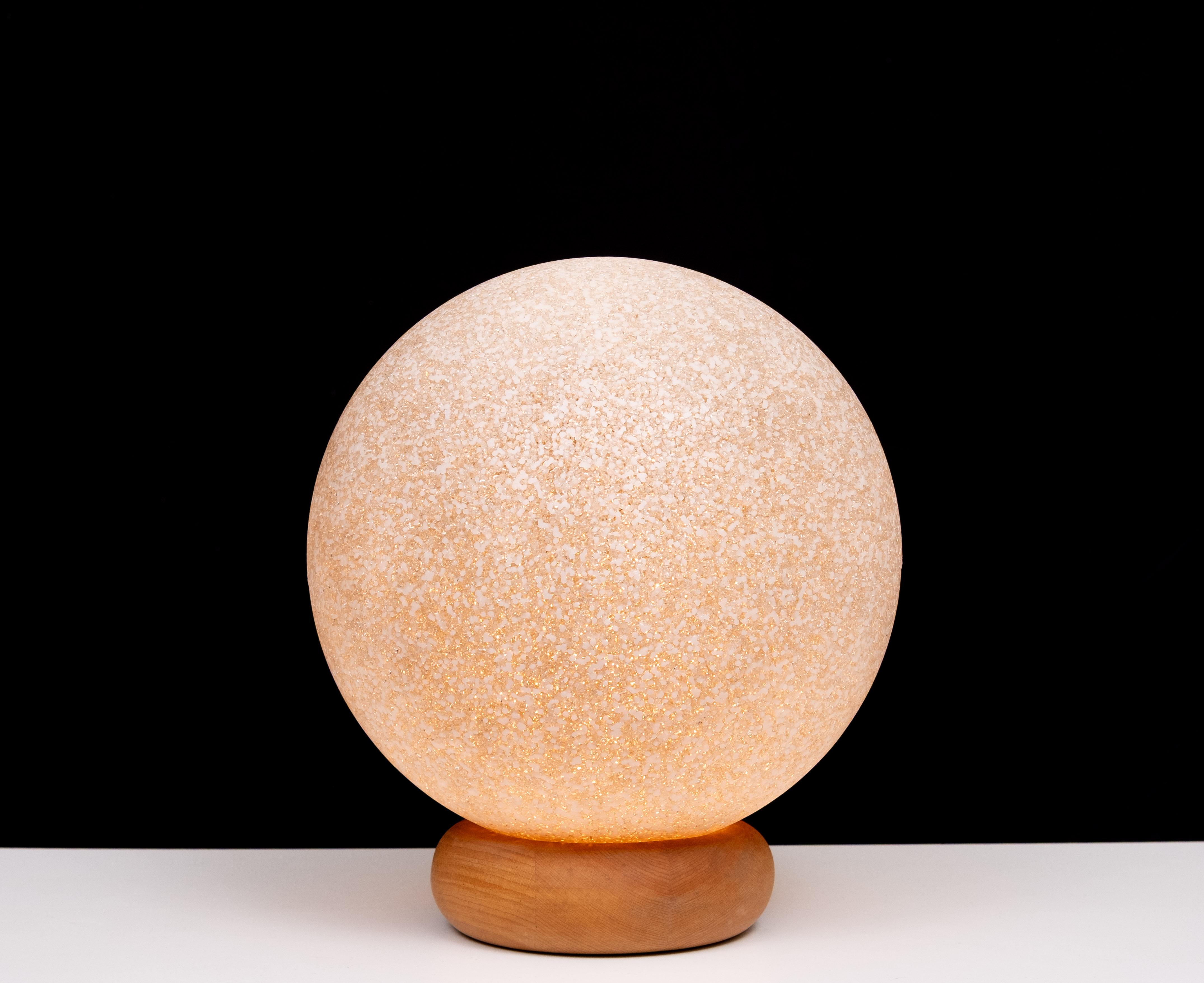Lampada a sfera molto bella .Pietra in resina .Base rotonda in pino massiccio 
bellissimo effetto quando il coperchio. È necessaria una lampadina E27 grande.  
