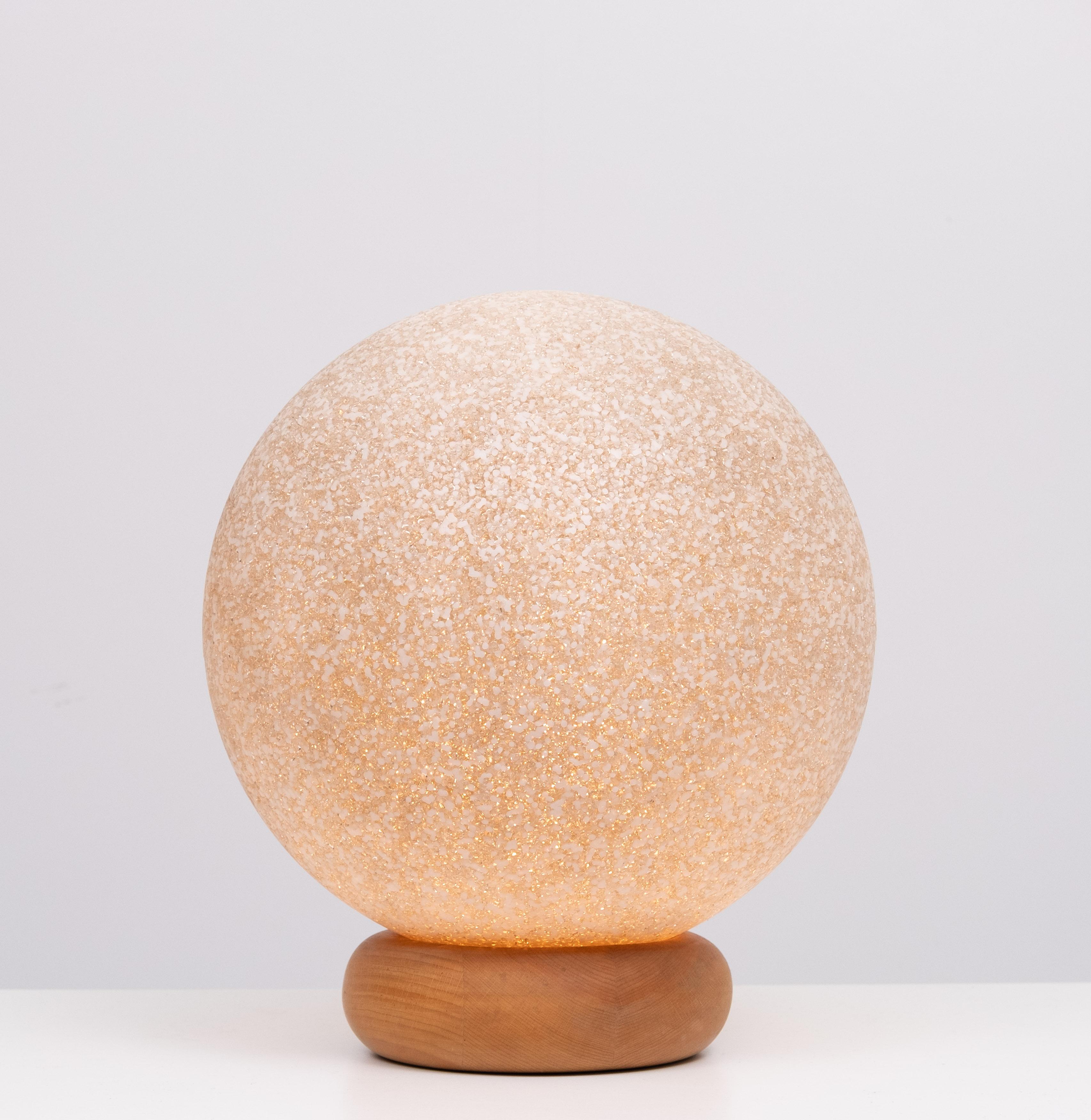 Mid-Century moderno Lampada a sfera su base di pino 1970 Francia in vendita