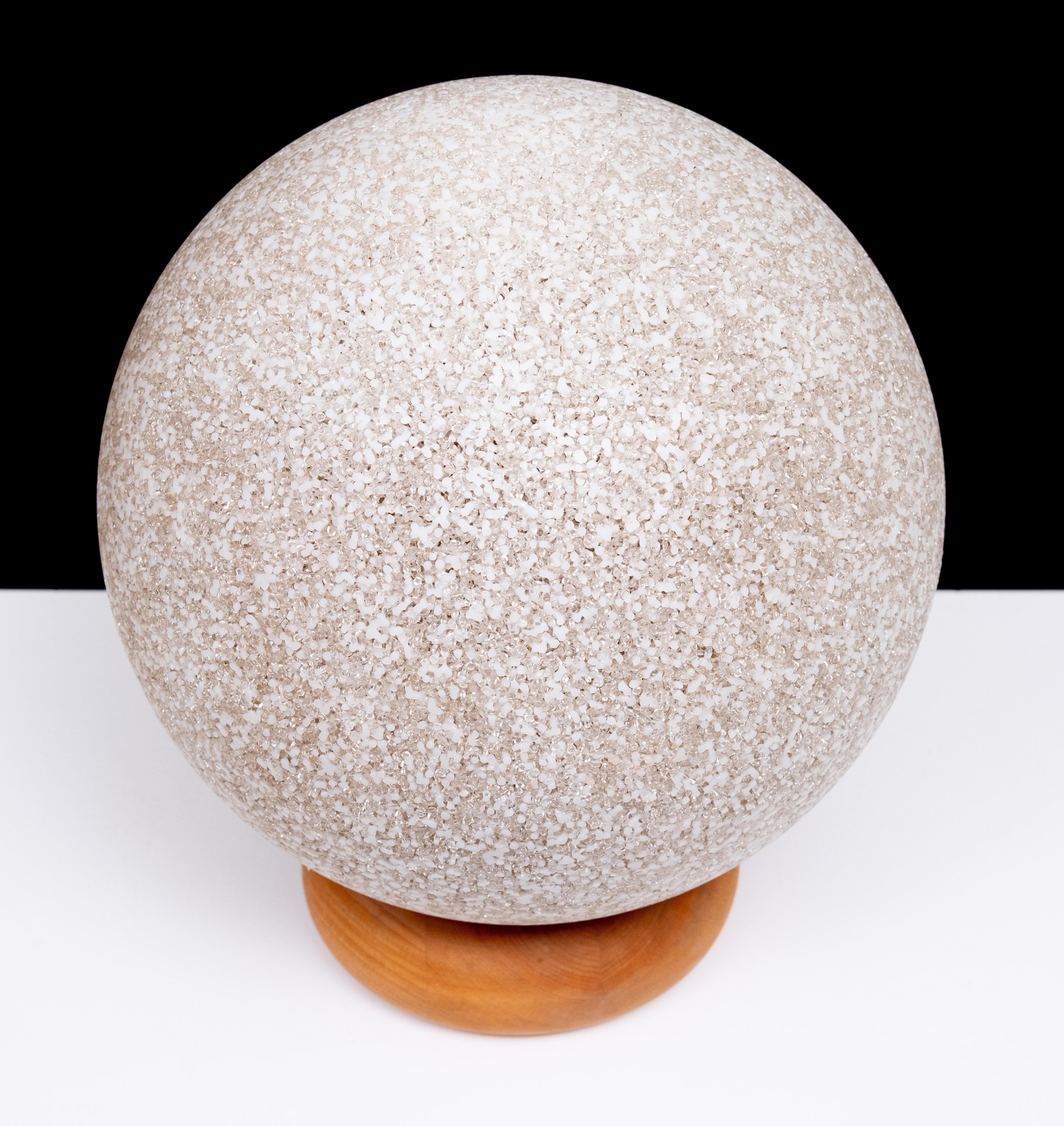 Fine XX secolo Lampada a sfera su base di pino 1970 Francia in vendita