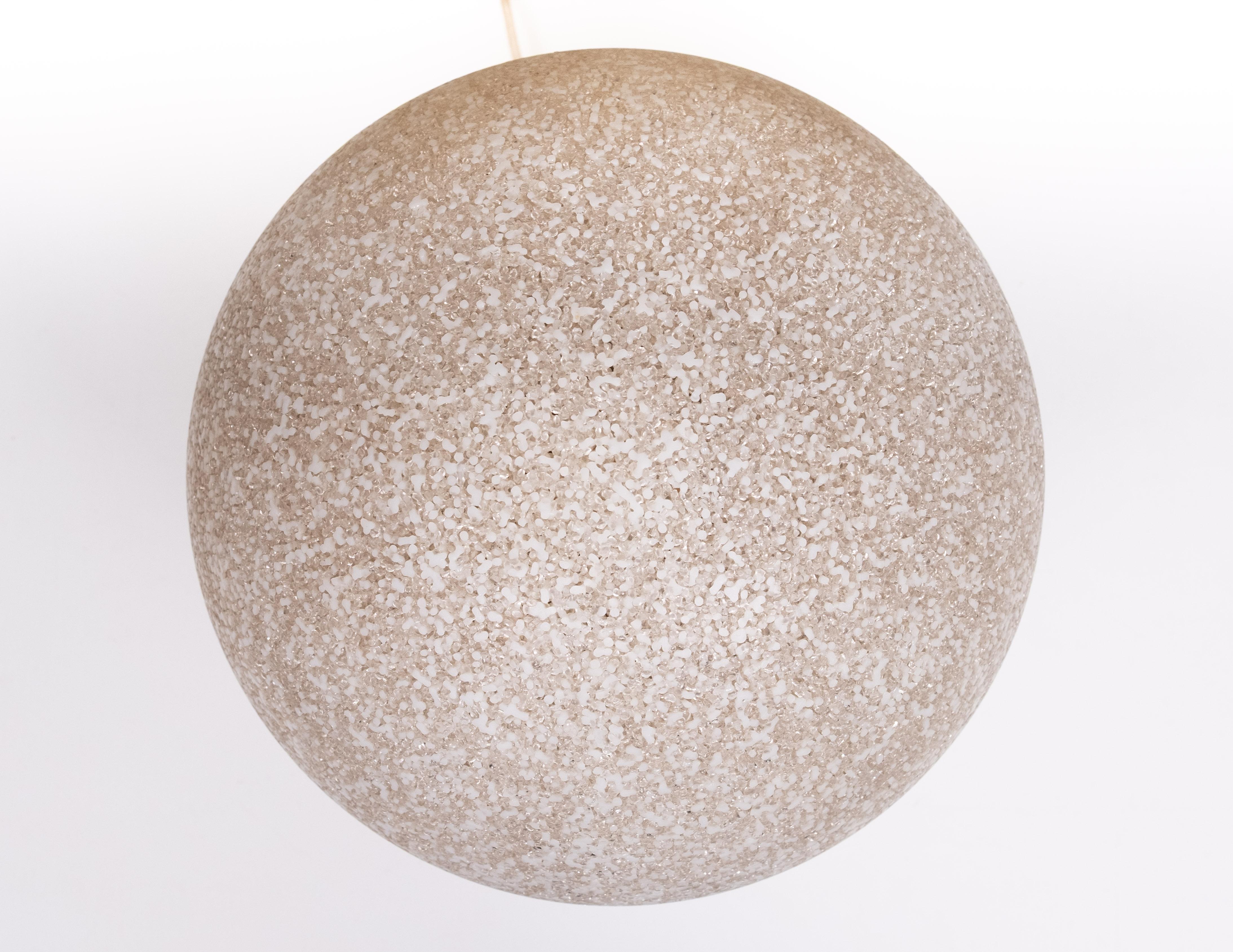 Lampada a sfera su base di pino 1970 Francia in vendita 1