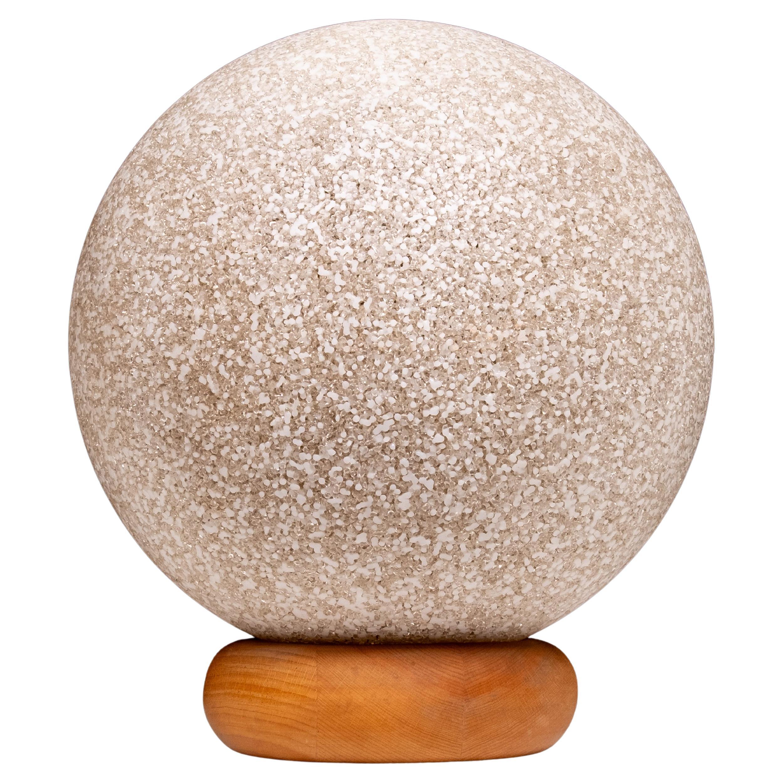Lampada a sfera su base di pino 1970 Francia in vendita