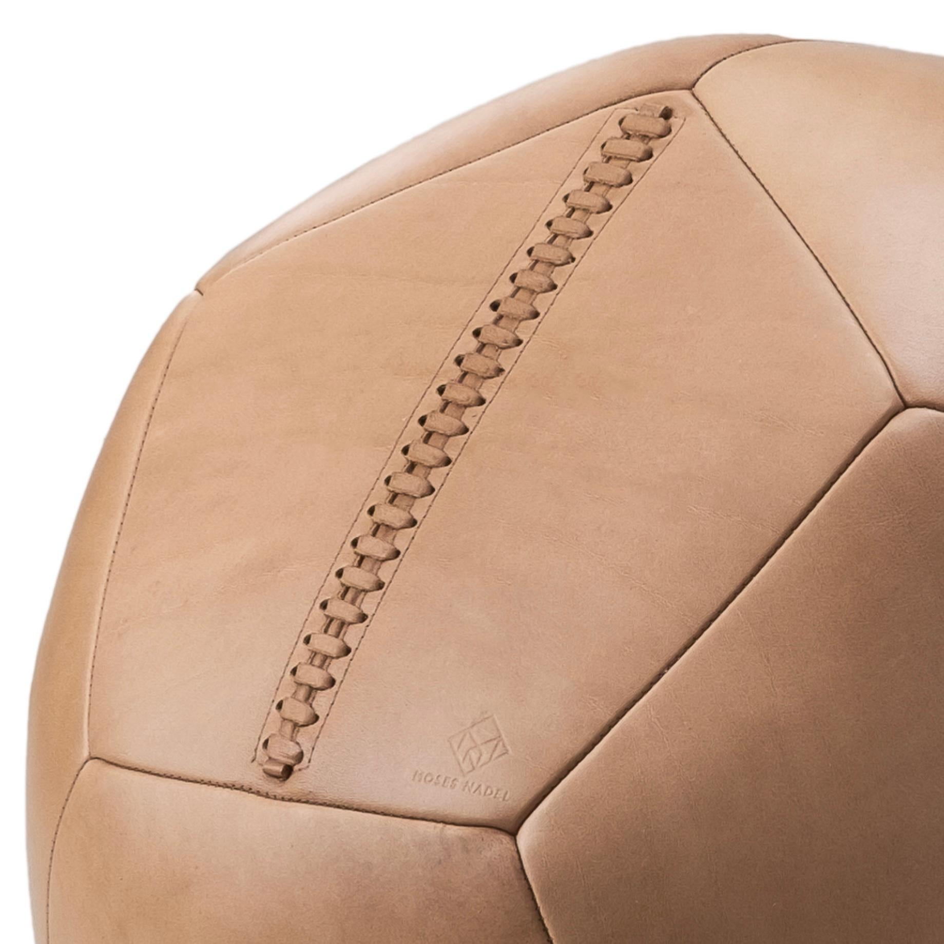 Moderno Pouf rotondo Ball in pelle Latte Zenith di Moses Nadel in vendita