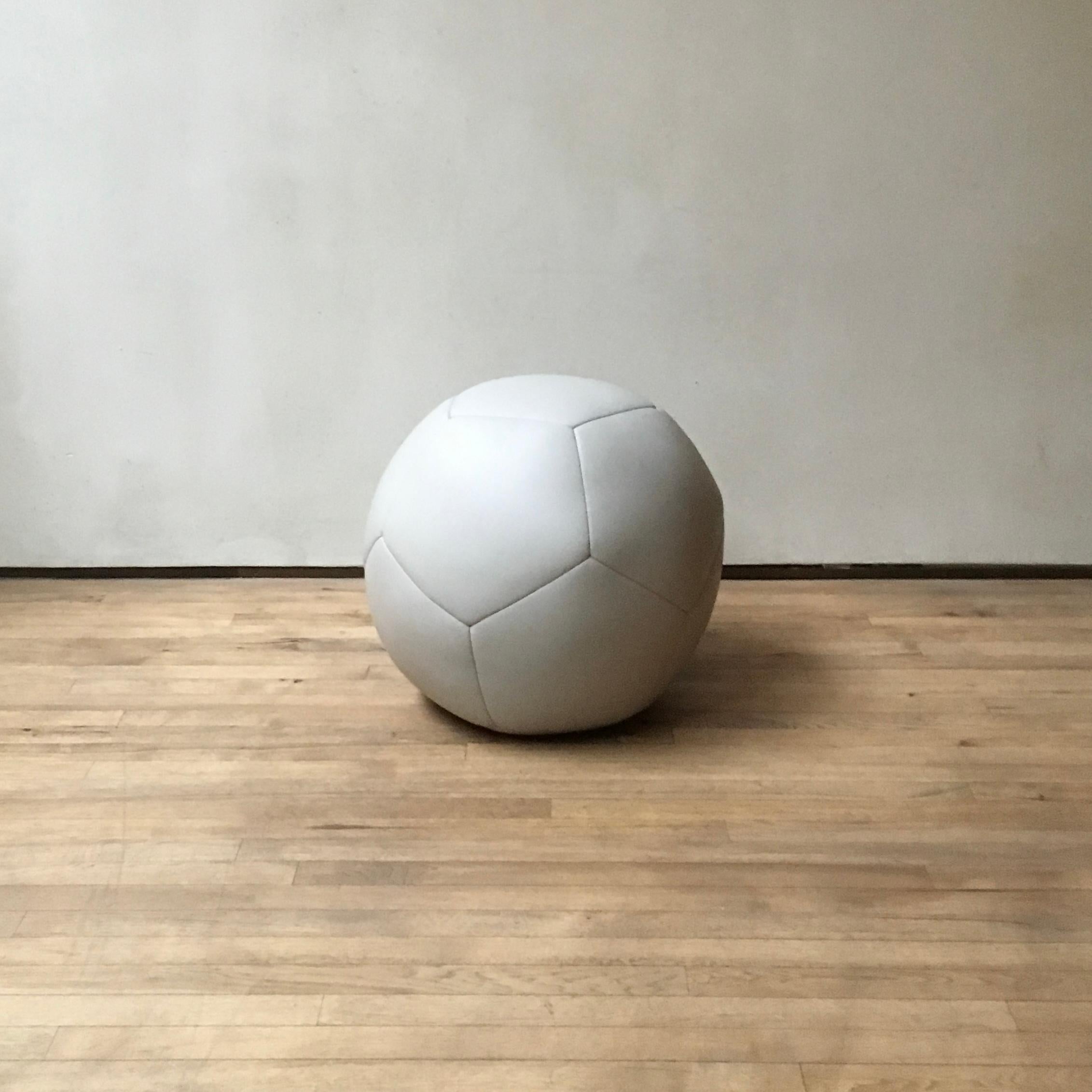 Americano Pouf rotondo Ball in pelle Latte Zenith di Moses Nadel in vendita