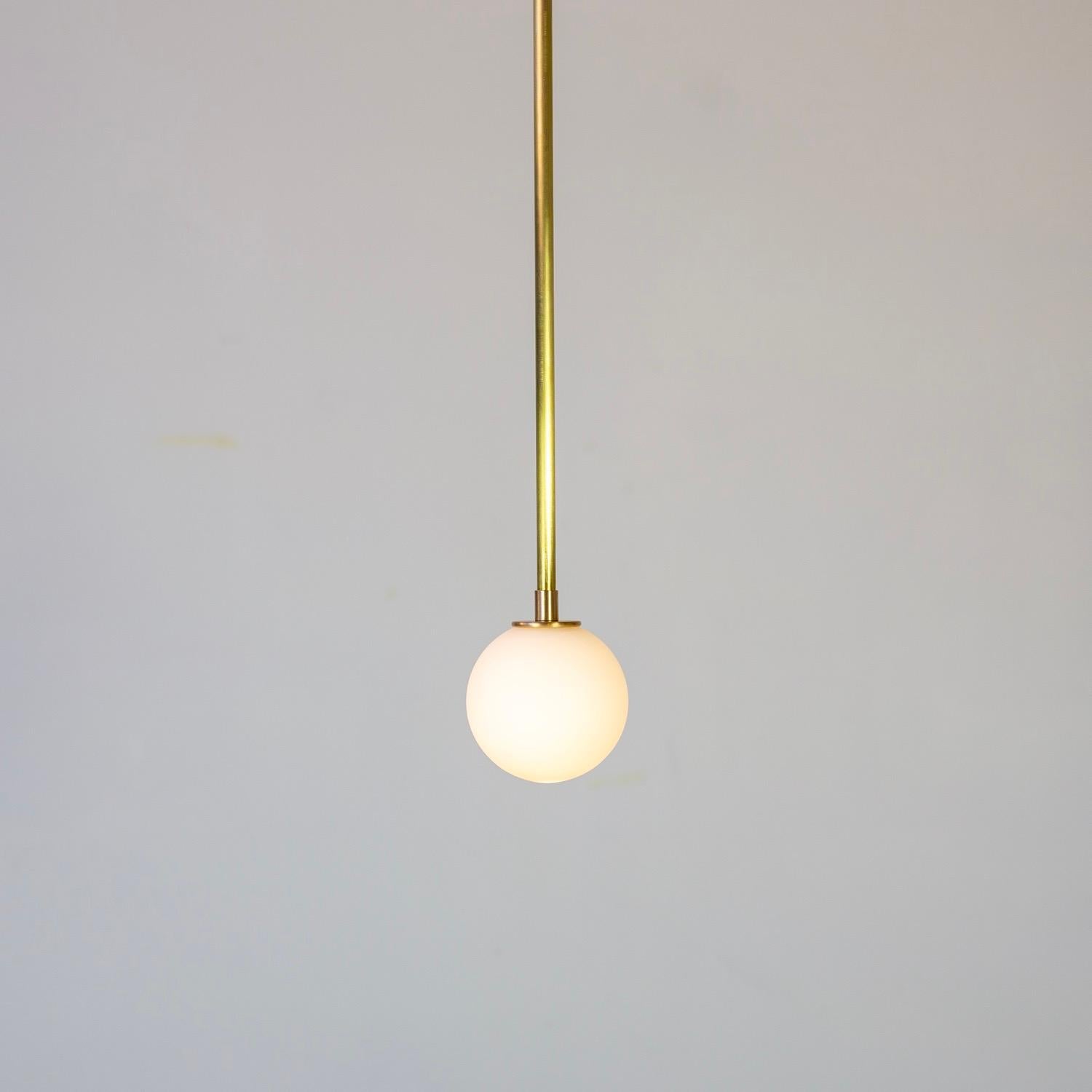Cette offre concerne une suspension Globe en laiton conçue et fabriquée par Design-Light.

MATERIAL : Acier, laiton et verre
Finition : Laiton brut - Il se ternit naturellement à moins que vous ne le traitiez.
Électronique : 1x douille G9, ampoule