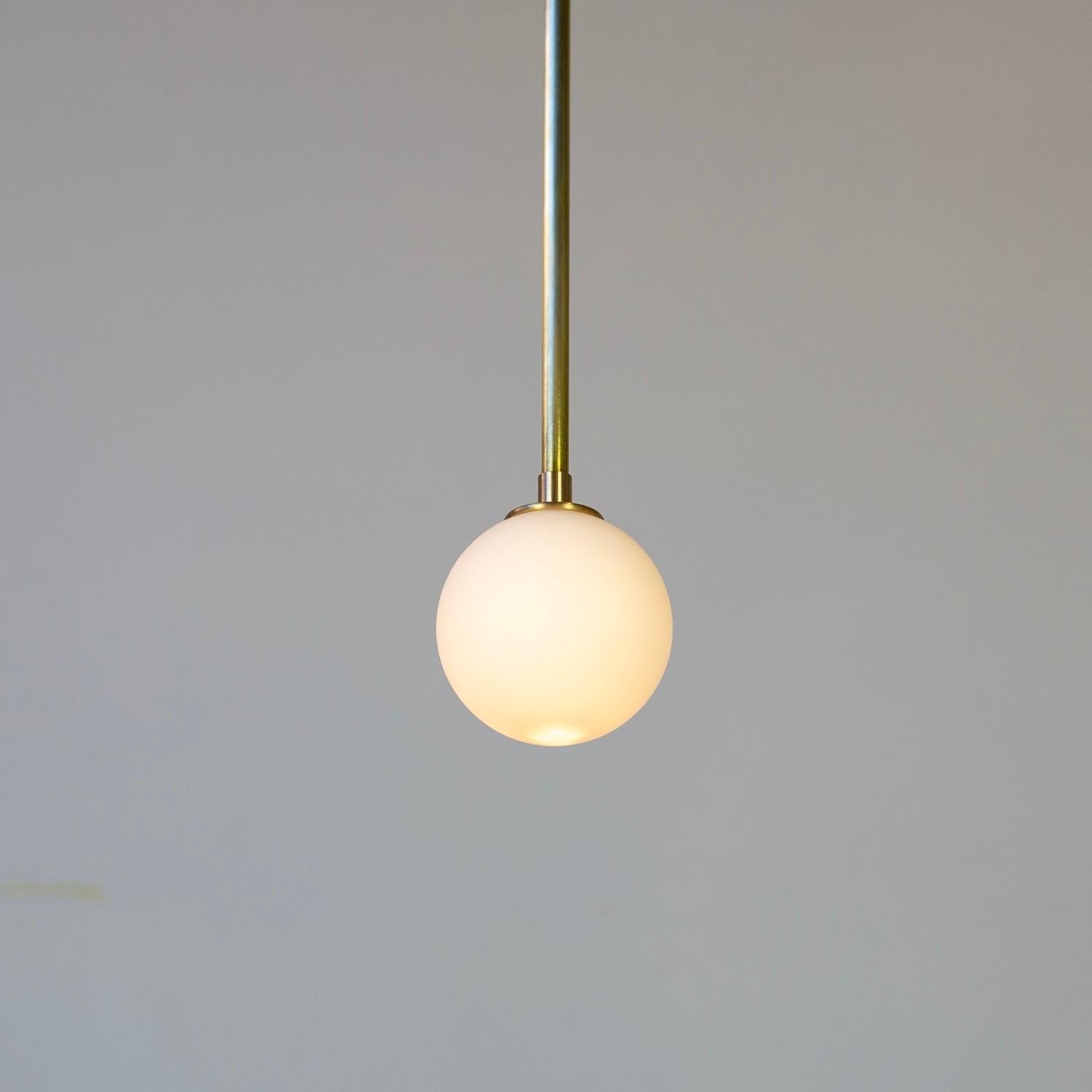 Moderne Suspension boule de recherche, laiton, globe en verre de 3 pouces, fabriqué sur commande en vente