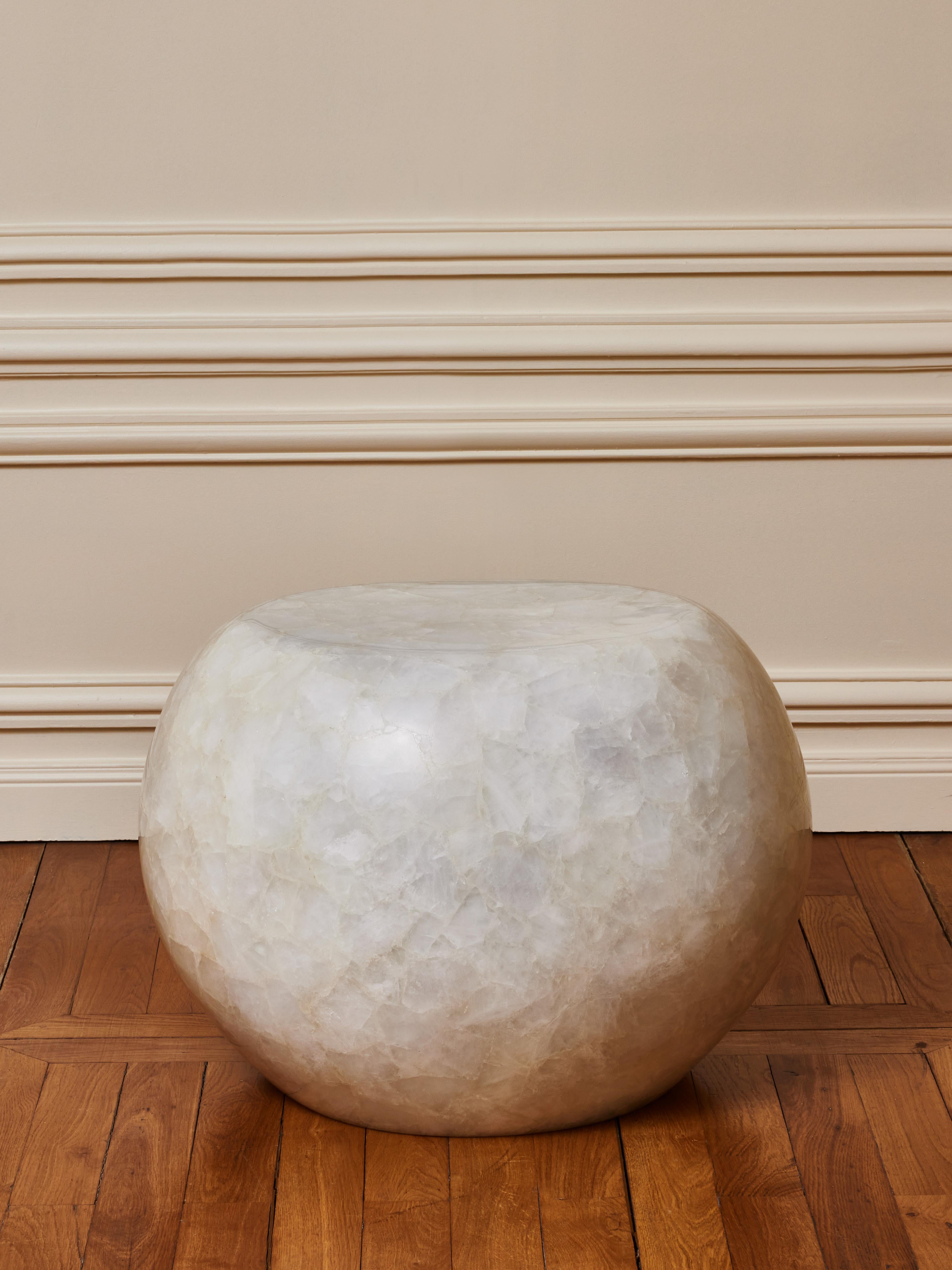 Sockel „Ball“ aus Bergkristall von Studio Glustin (Moderne) im Angebot