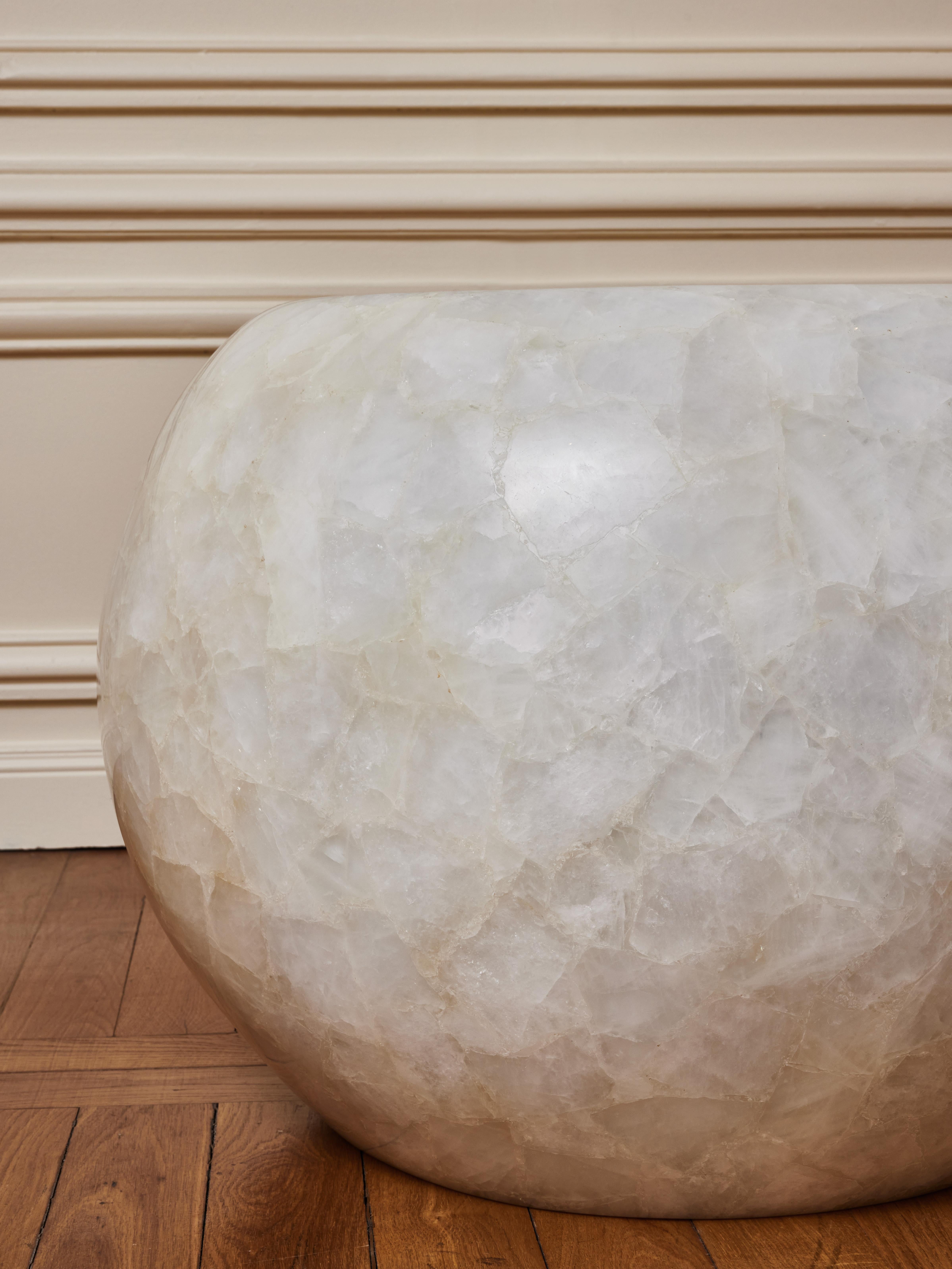 Sockel „Ball“ aus Bergkristall von Studio Glustin (Französisch) im Angebot