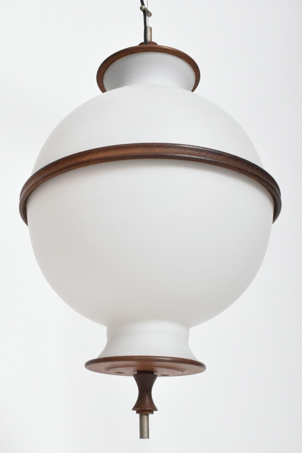 Lampada da soffitto a forma di Ball and Ball con estremità del collo aperte e punte in teak. Coperchio a coda in metallo laccato nero, nello stile di Goffredo Reggiani. Italia, anni '60.