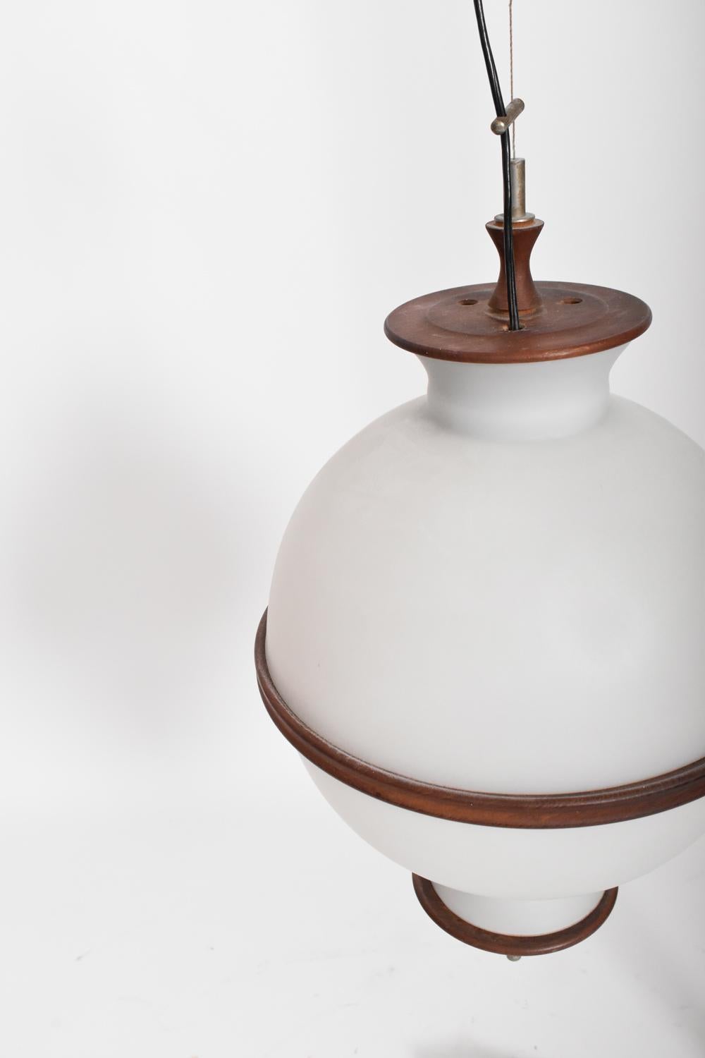 Italiano Lampada a sospensione a forma di sfera e in legno, anni '60 in vendita