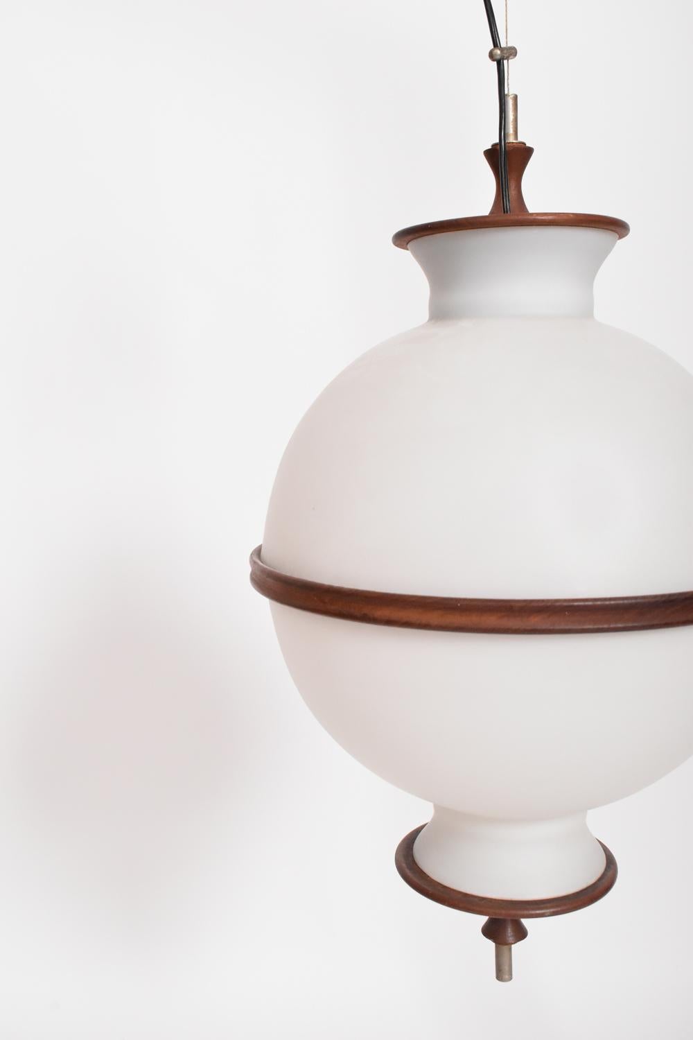 Lampada a sospensione a forma di sfera e in legno, anni '60 In condizioni ottime in vendita a Lisboa, PT