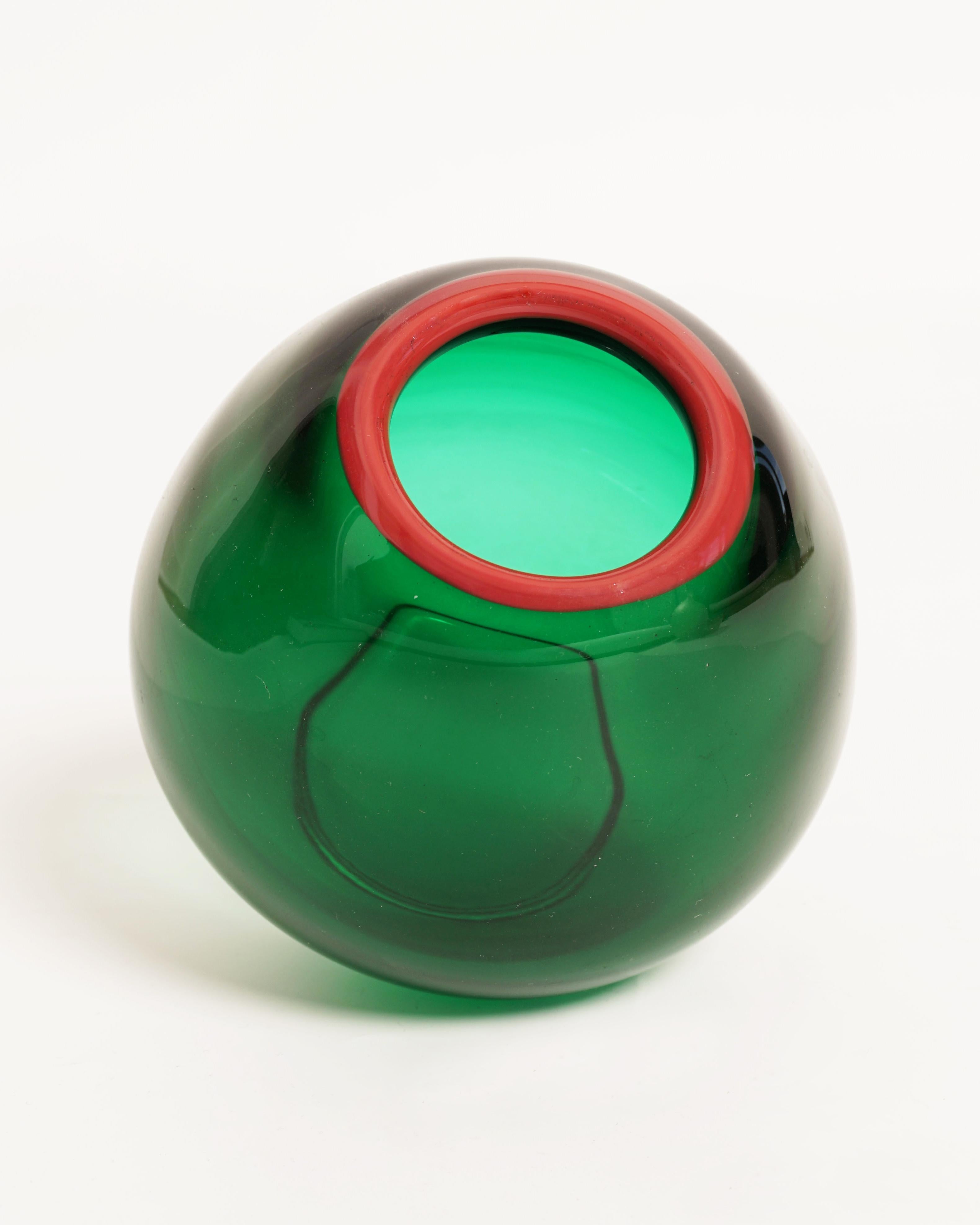 Execution: Blown glass, green and red
Not signed
H : 11 cm (4.3