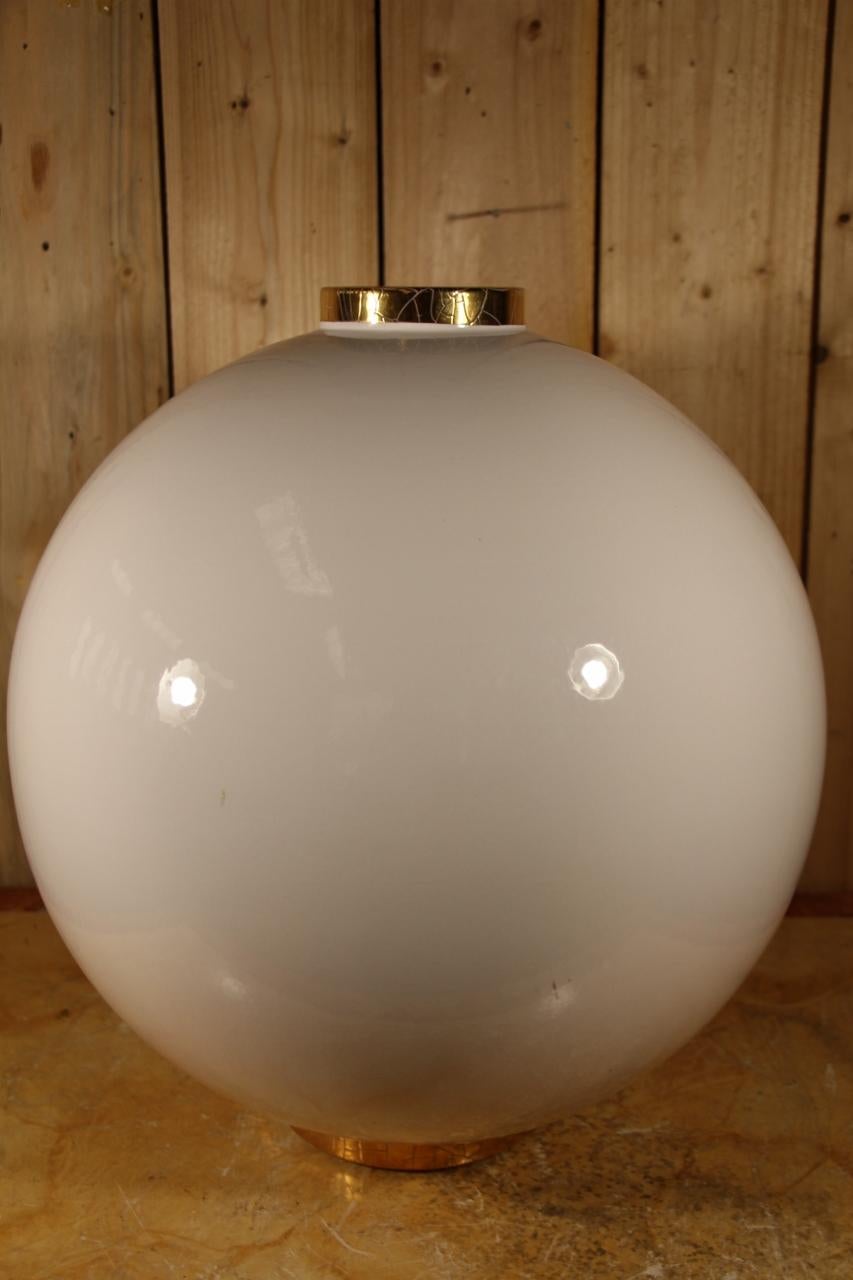 grand vase boule signé de la manufacture de Whiting, col et pied dorés sur fond blanc, très grand modèle