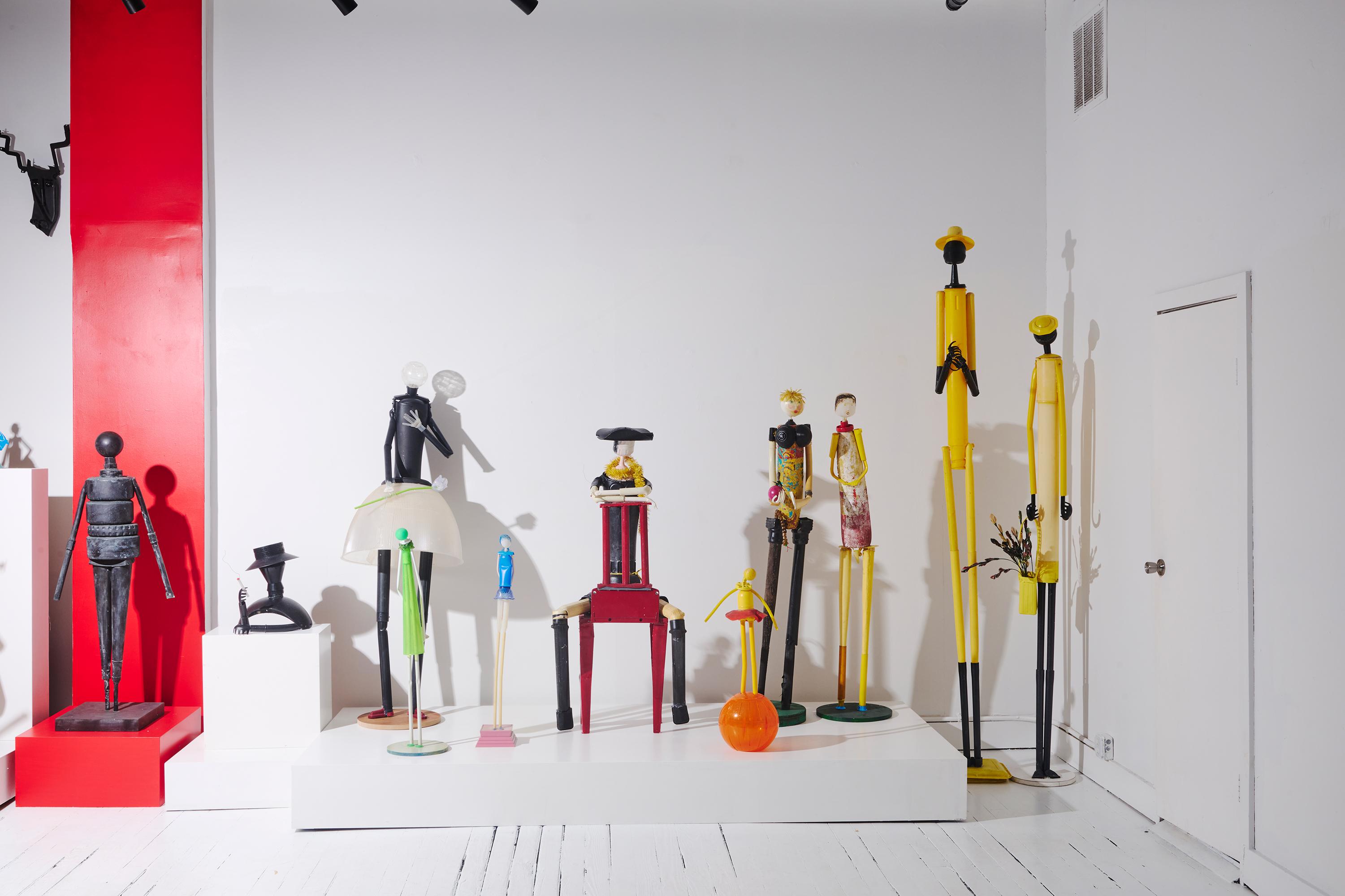 XXI secolo e contemporaneo Scultura Ball Walker, assemblaggio in plastica, 2005 di Jerry Ross Barrish in vendita