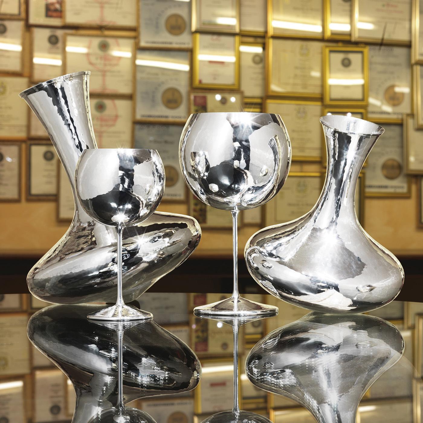 Para la elegancia cotidiana en la mesa, esta estilizada copa de vino Ball en plata presenta propiedades únicas en su capacidad para realzar el aroma y los sabores, manteniendo la calidad y el sabor, de la bebida que contiene. Con un diseño elegante