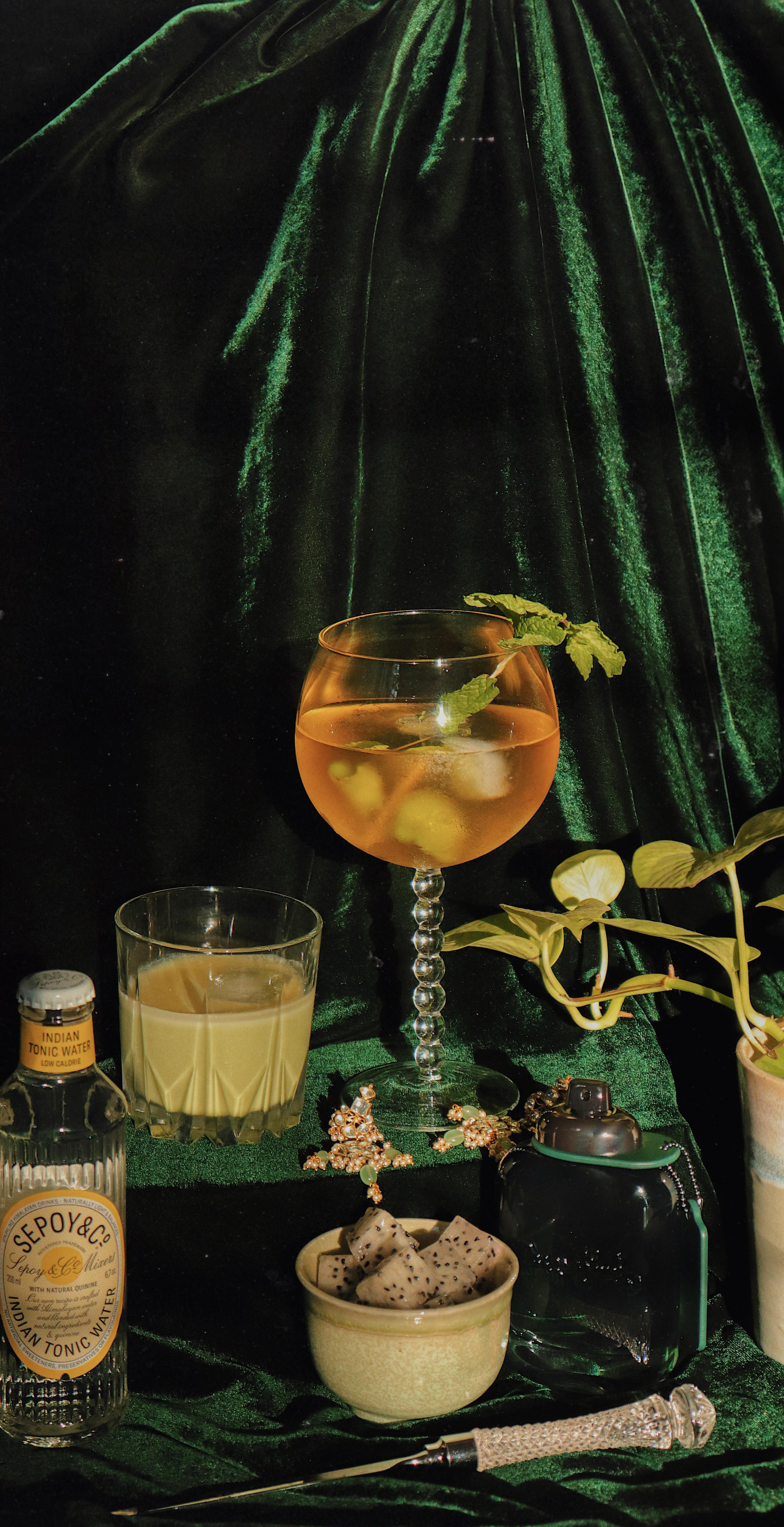 Set of 2 Objectry Ball Wine Goblets – Transparent Glass, 3″ × 8″, Hand‑Blown For Sale 1