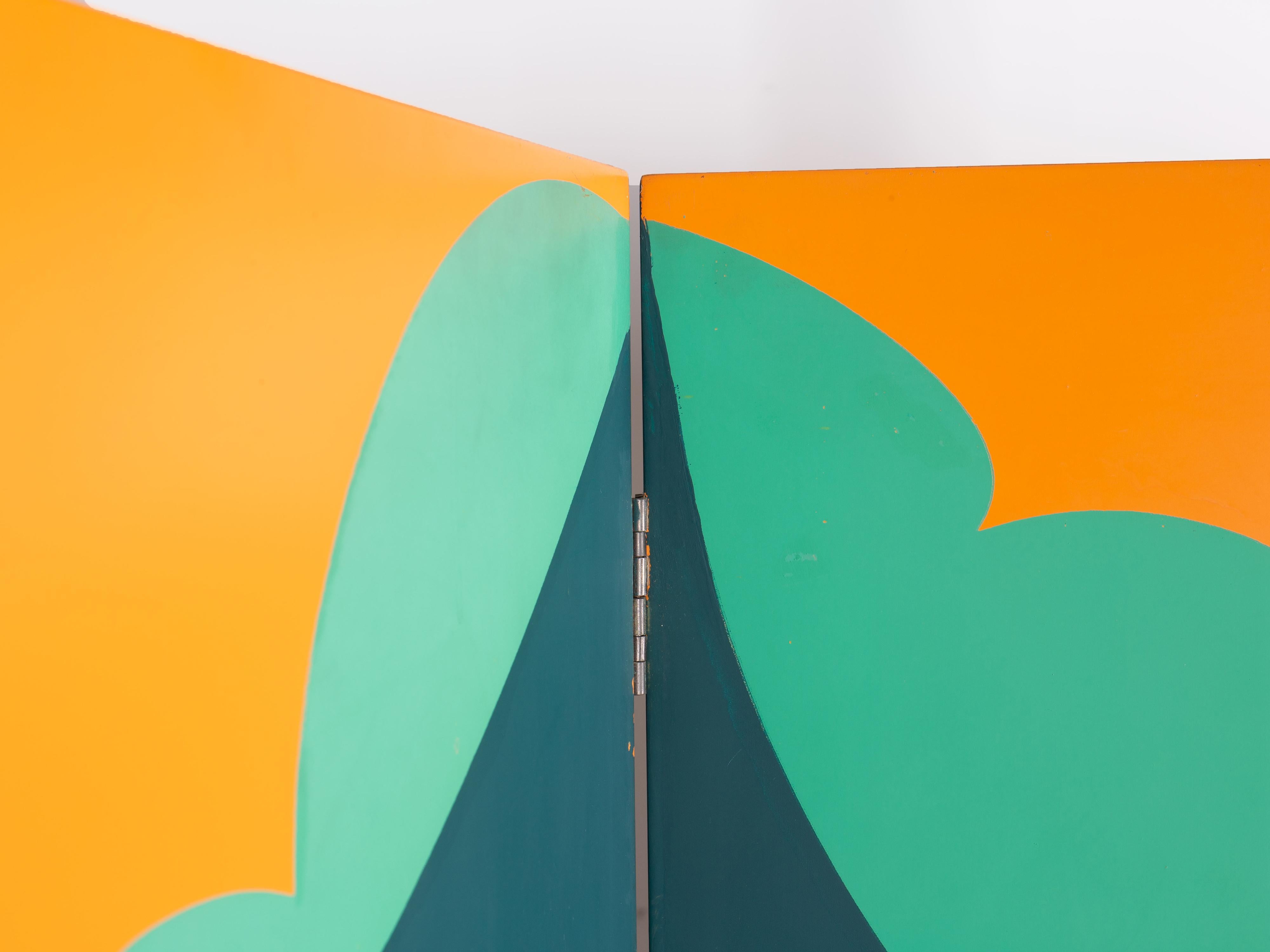 Paravento pieghevole realizzato sulla base di un progetto disegnato da Giacomo Balla nel 1916-18. Uno dei primi tre paraventi Balla interamente dipinti a mano su entrambi i lati. Struttura in legno multistrato. Set composto da due pezzi, ciascuno