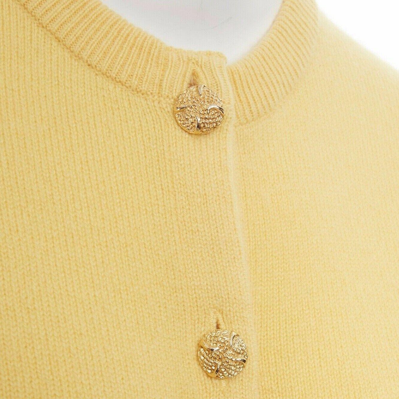 BALLANTYNE 100% pure cashmere yellow gold-tone button cardigan sweater IT44

BALLANTYNE
100% pure cashmere. Yellow. Ribbed round neckline. Gold-tone decorative vintage buttons. Button front closure. Long sleeves. Regular fit. Cardigan sweater. Made