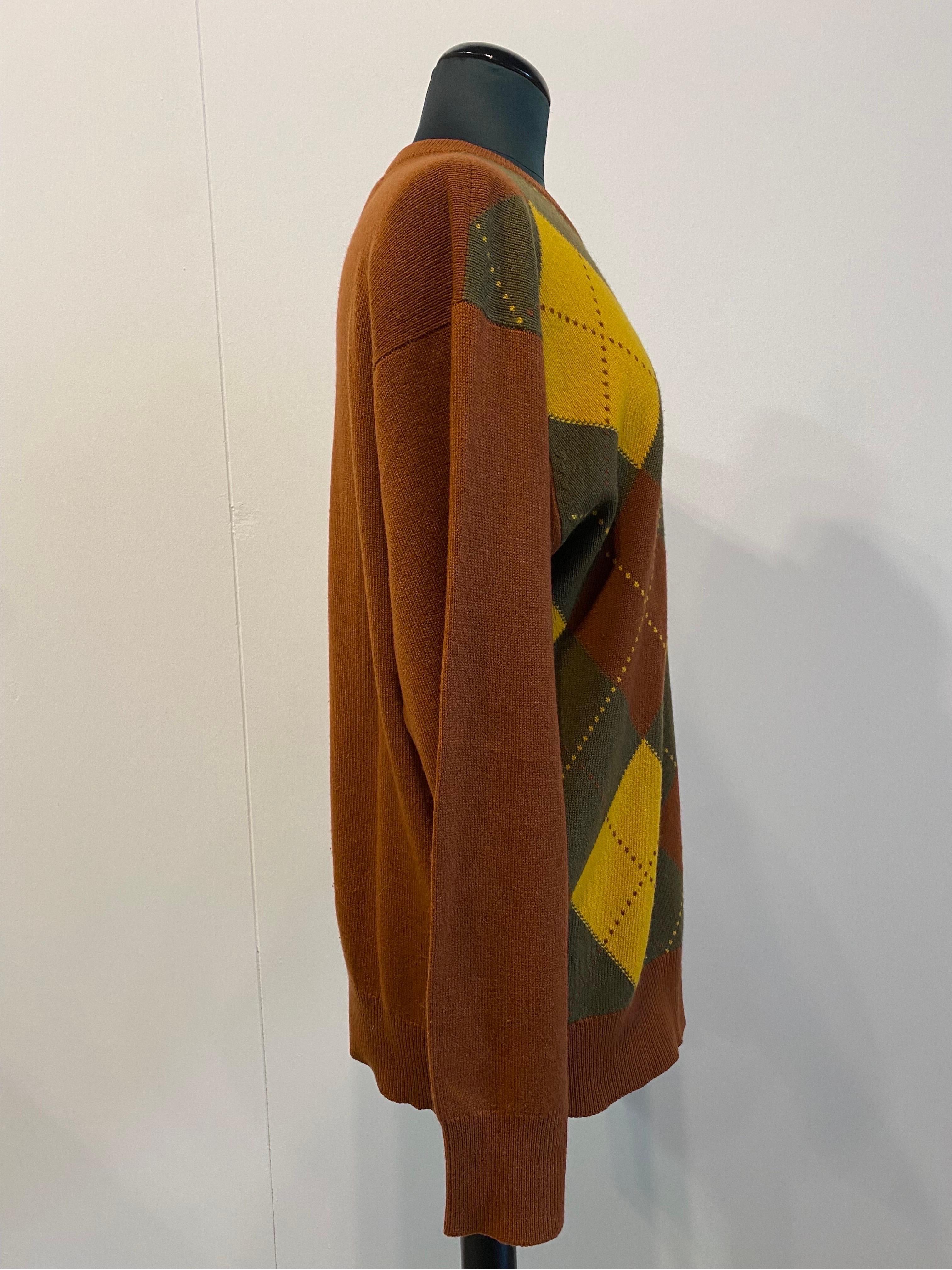 Ballantyne sweater.
In cashmere. Diamond pattern on the front in brown, yellow and green.
Size 46
Shoulder 50
Bust 55
Length 75
Sleeve length 65
More than good condition, it shows signs of normal use