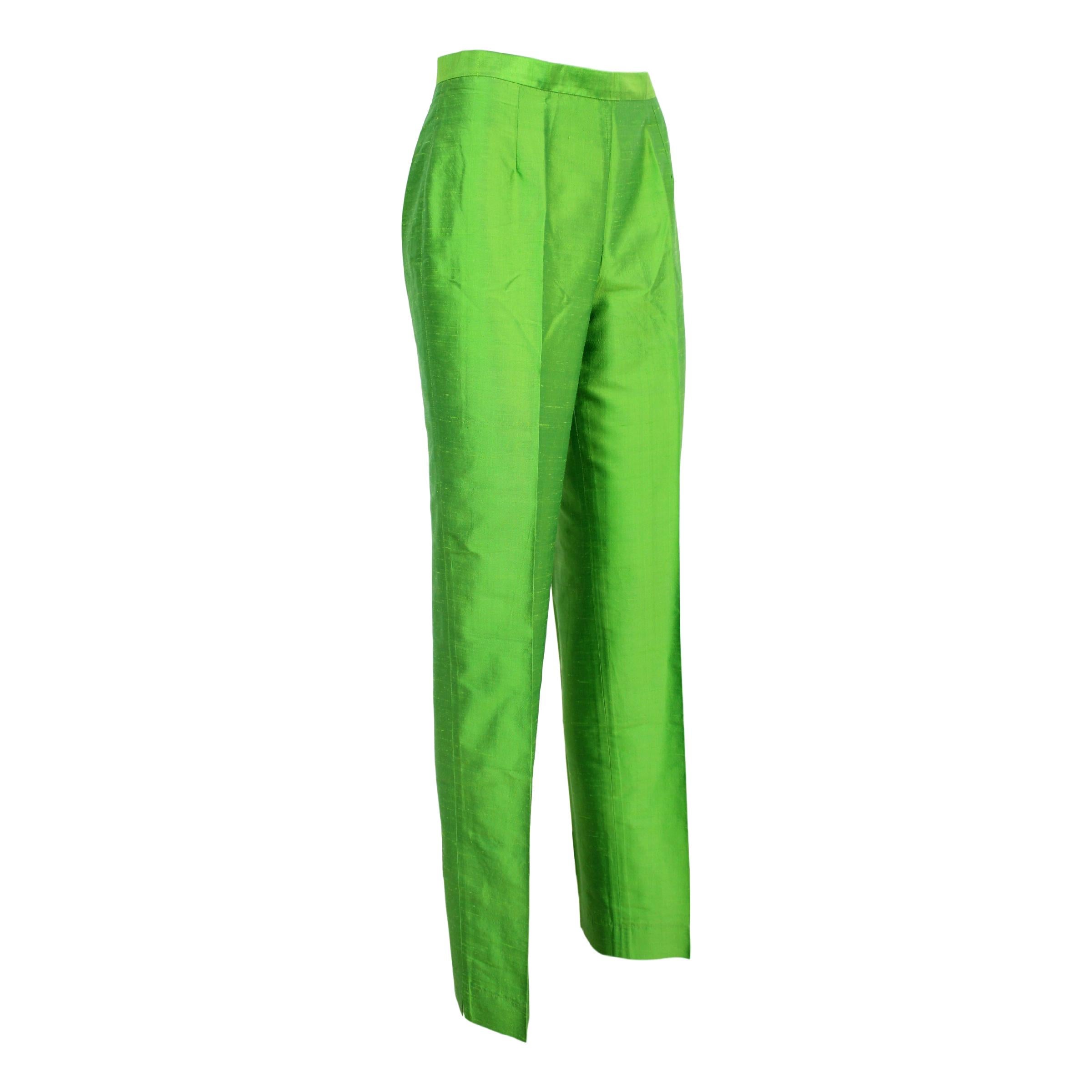 Ballantyne vintage women's trousers. Capri model, straight leg, 100% silk, emerald green color. 90s. Made in Italy. New with tag. 

Size: 42 It 8 Us 10 Uk 

Waist trousers: 34 cm 
Length: 106 cm 
Hem: 19 cm