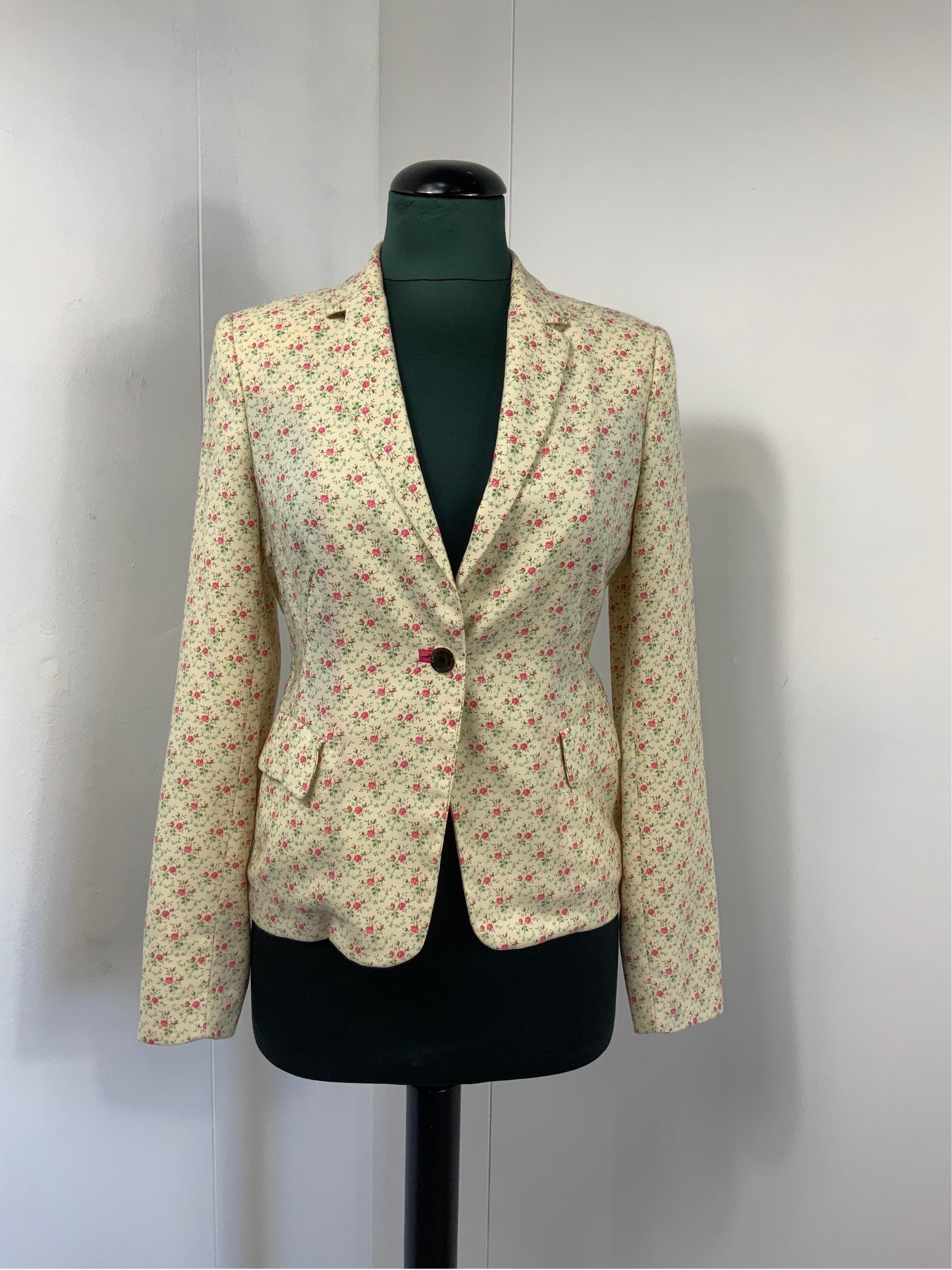 BALLANTYNE FLOWER JACKET.
Cashmere. Very beautiful floral pattern.
Italian size 42.
Shoulders 42 cm
Bust 44 cm
Length 61 cm
Channel 63 cm
Excellent overall condition, like new. Has some pulled threads.