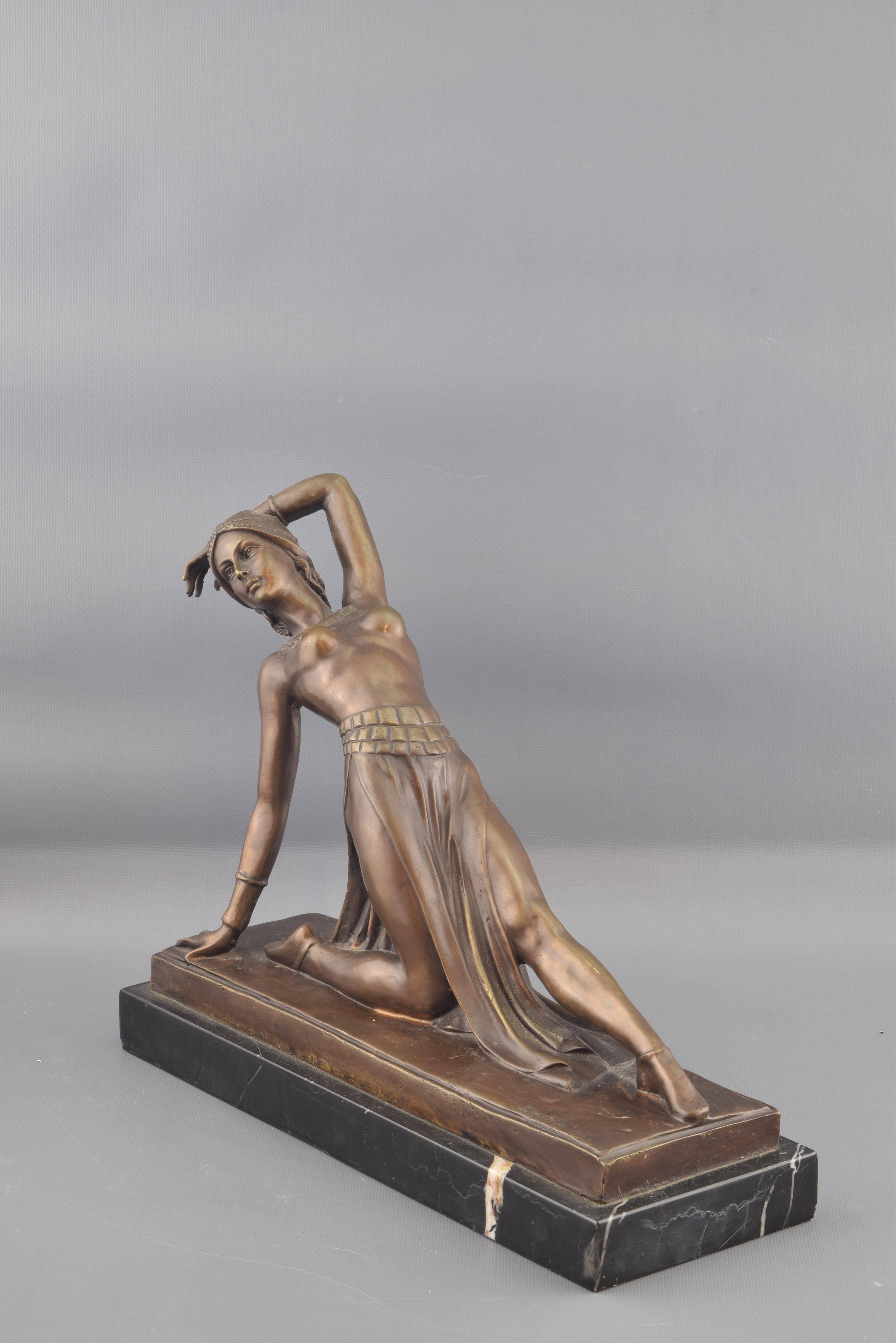 Elegant bronze sculpture following the models of DH Chiparus
Ballerina posing backwards half-naked in the oriental manner
