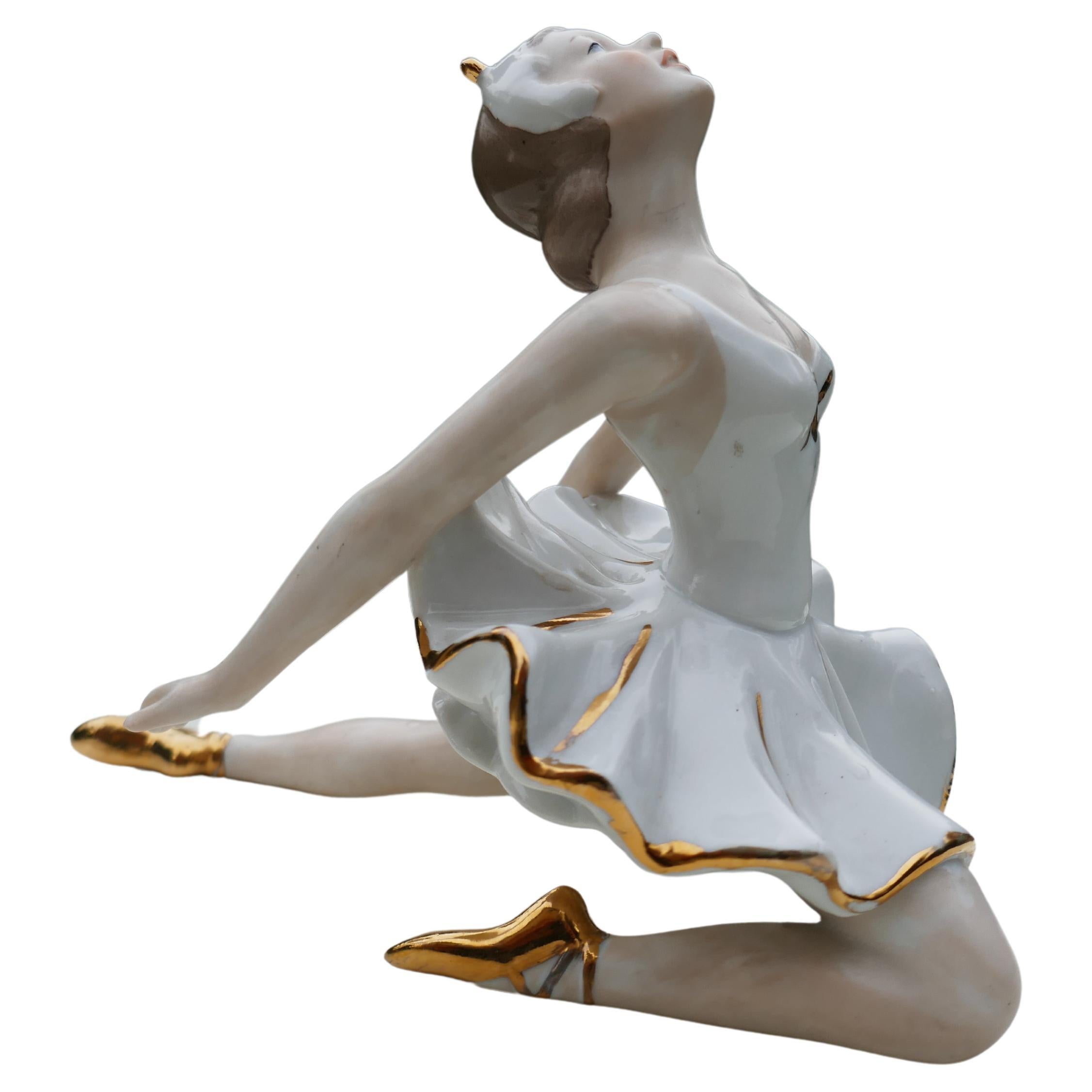 Ballerina che balla la romanza il lago dei cigni in ceramica.
Possibile produzione Wallendorf
Manca un pezzo della corona come da foto.
Grazie